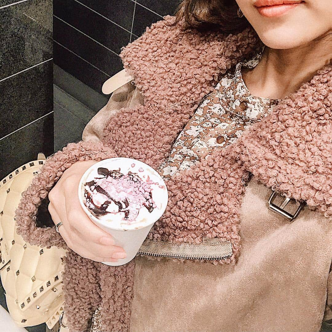 ほしのこさんのインスタグラム写真 - (ほしのこInstagram)「&lottieのコート可愛い♡ * @andlottie_official * 花柄のワンピは#MAJESTIC LEGON だよ♡ * ボイトレの帰りにスタバの バレンタイン限定の ロマンティックココ💓飲んだよっ♡ * * そういえばバレンタインのお菓子作りは土日に撮影します💓 お菓子作り苦手だけど😂😂😂 * 来週にはアップできるかな💓 待っててね😶 * #スタバ#Starbucks#ロマンティックココ#code#コーデ#fashion#アウトフィット#ファッション#outfit#ootd#コーディネート#cd#style」1月24日 17時00分 - hoshinoko728