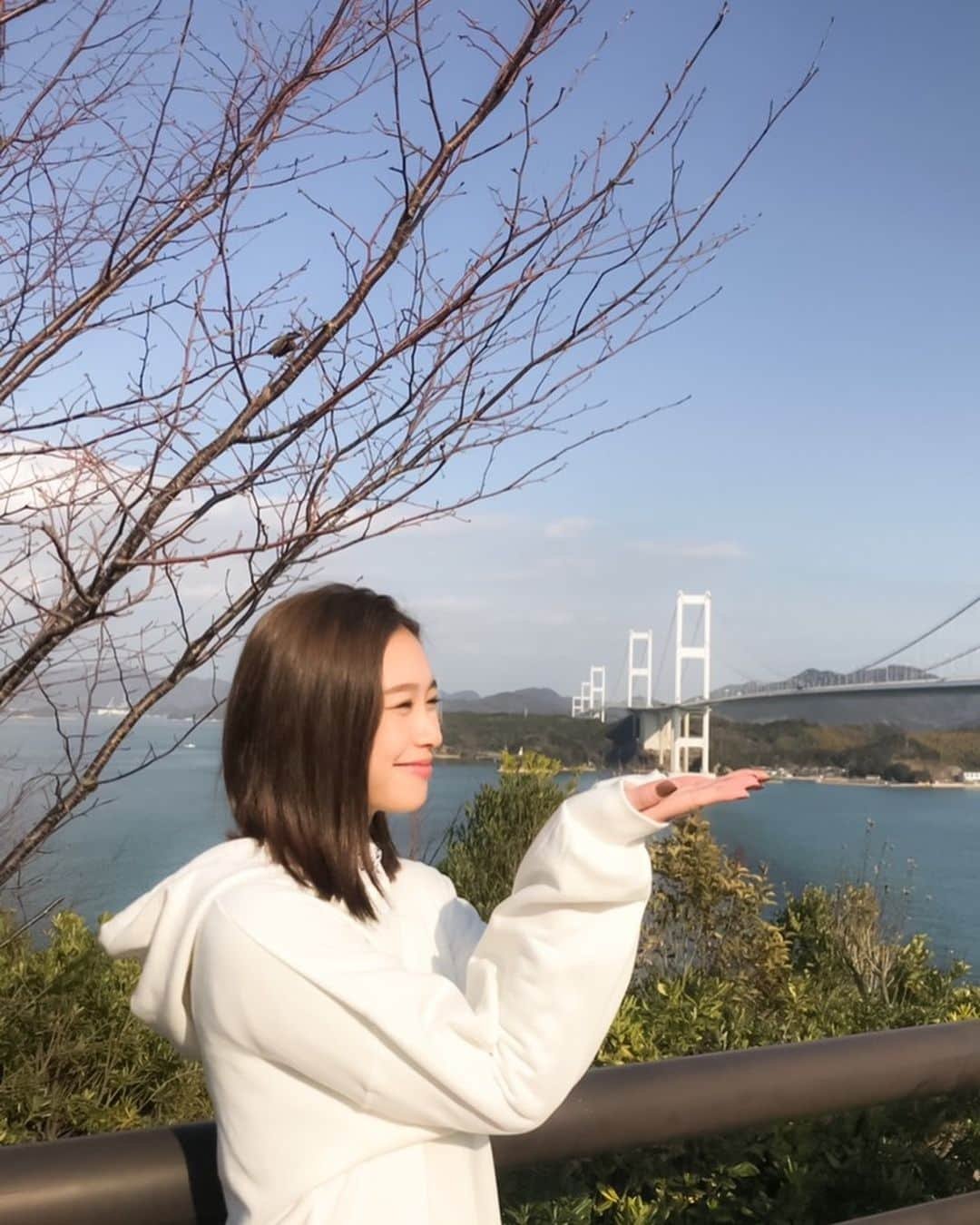 谷川りさこさんのインスタグラム写真 - (谷川りさこInstagram)「北海道に引き続きお仕事で広島へ！ 来島海峡大橋を手の内にのってる様に撮りたい人！笑 #愛媛県#広島県#尾道#day3#beautifulworld #糸山公園#shooting#job#happy#瀬戸内海」1月24日 17時20分 - risakoko