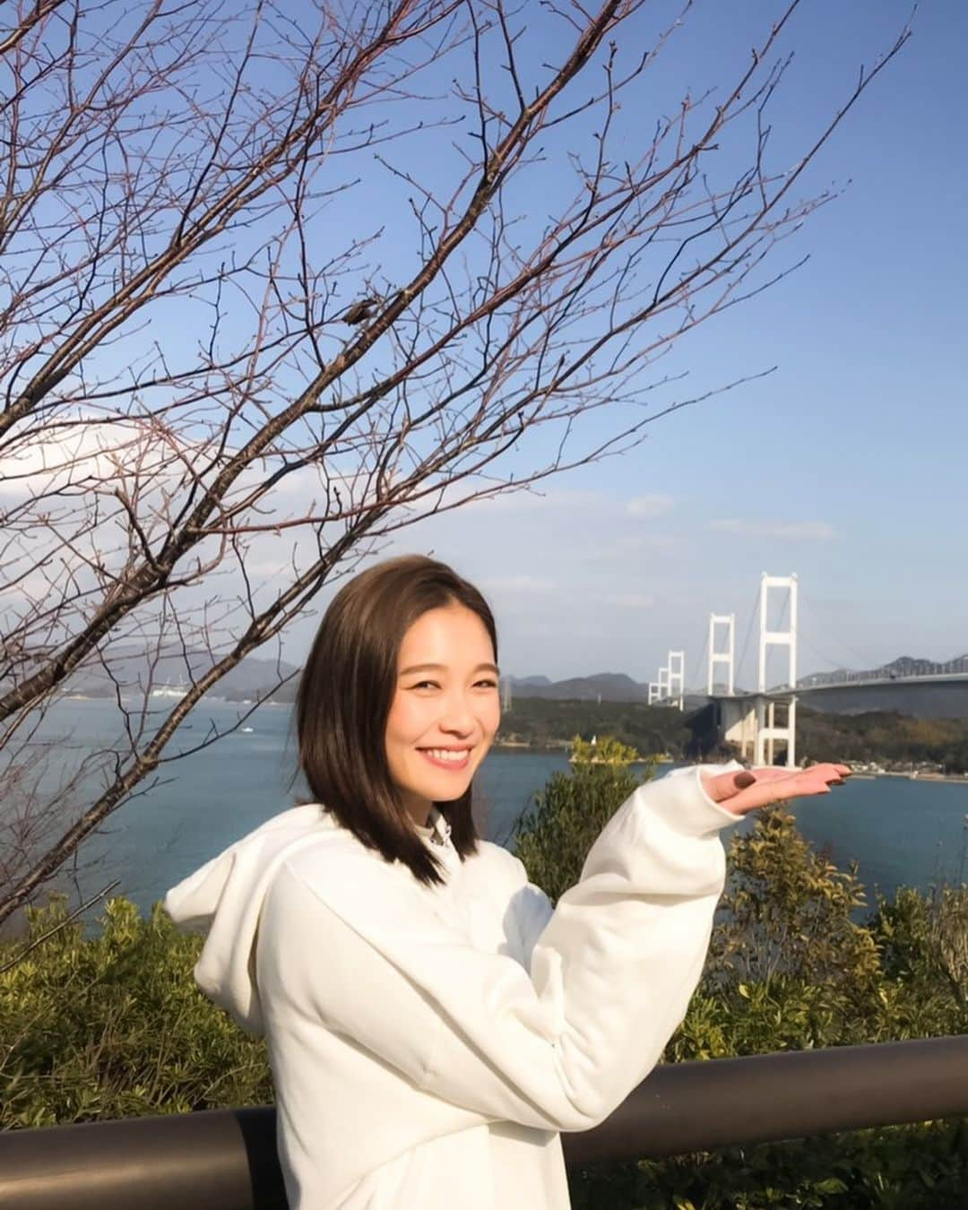 谷川りさこさんのインスタグラム写真 - (谷川りさこInstagram)「北海道に引き続きお仕事で広島へ！ 来島海峡大橋を手の内にのってる様に撮りたい人！笑 #愛媛県#広島県#尾道#day3#beautifulworld #糸山公園#shooting#job#happy#瀬戸内海」1月24日 17時20分 - risakoko