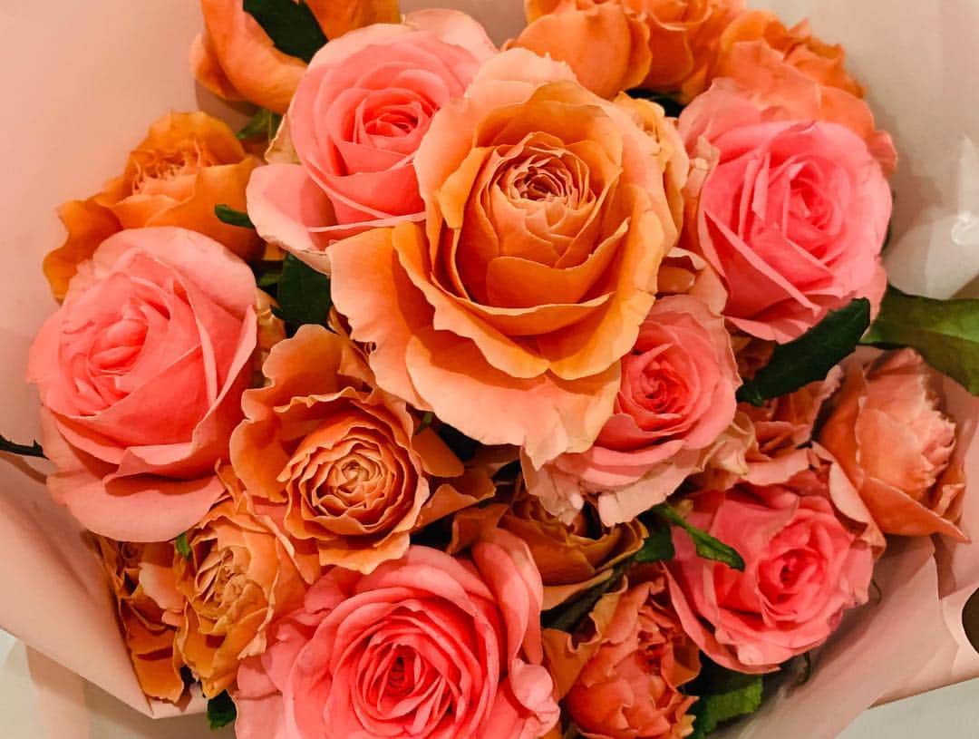 小林麻耶さんのインスタグラム写真 - (小林麻耶Instagram)「結婚6カ月記念♡  サプライズの花束に号泣✨  ひょんなことから友達の家に夫もくることになり、待ち合わせ場所で花束を渡す予定だったハズが、友達の前で渡すことに😂夫にとってもまさかのサプライズ💖  でも... 素晴らしき幸せの瞬間を写真撮ってもらえたから本当に良かった💕  泣きすぎてしまって、顔はスタンプ🤣  #ピンクの薔薇は愛の誓い #11本は永遠 #いつも惚気を聞いてくださってありがとうございます♡ #ちなみに、妊娠してません！お腹出てるだけです🤣 #お正月太り🎍」1月24日 17時49分 - maya712star9