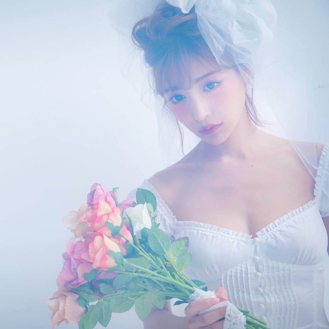 明日花キララのインスタグラム：「私のスタイルブック ［ #neonude …♥♥♥］昨日からの予約ですが、 皆さんのお陰で既にAmazonさんの予約ランキングにて 限定版.通常版(中身は一緒です)共に1位2位に輝くことが出来ました👏🥺❤︎ タイトルも自分で考えたり、私服を引っ越し並みにトラックで持ち出したり. .🚚💨 お部屋や家族、体型維持も初公開しちゃってます！！ 本当に本当に私の全てが詰まった盛り沢山な一冊となっていますので、 保存用、観賞用、持ち歩き用、お友達に配る用としていっぱいいーーっぱい手にとってほしいなと思ってます😋😋📚 今までにない新たなnudeをお楽しみ下さい！💋 #neonude ...❤︎❤︎❤︎ #2月14日発売」
