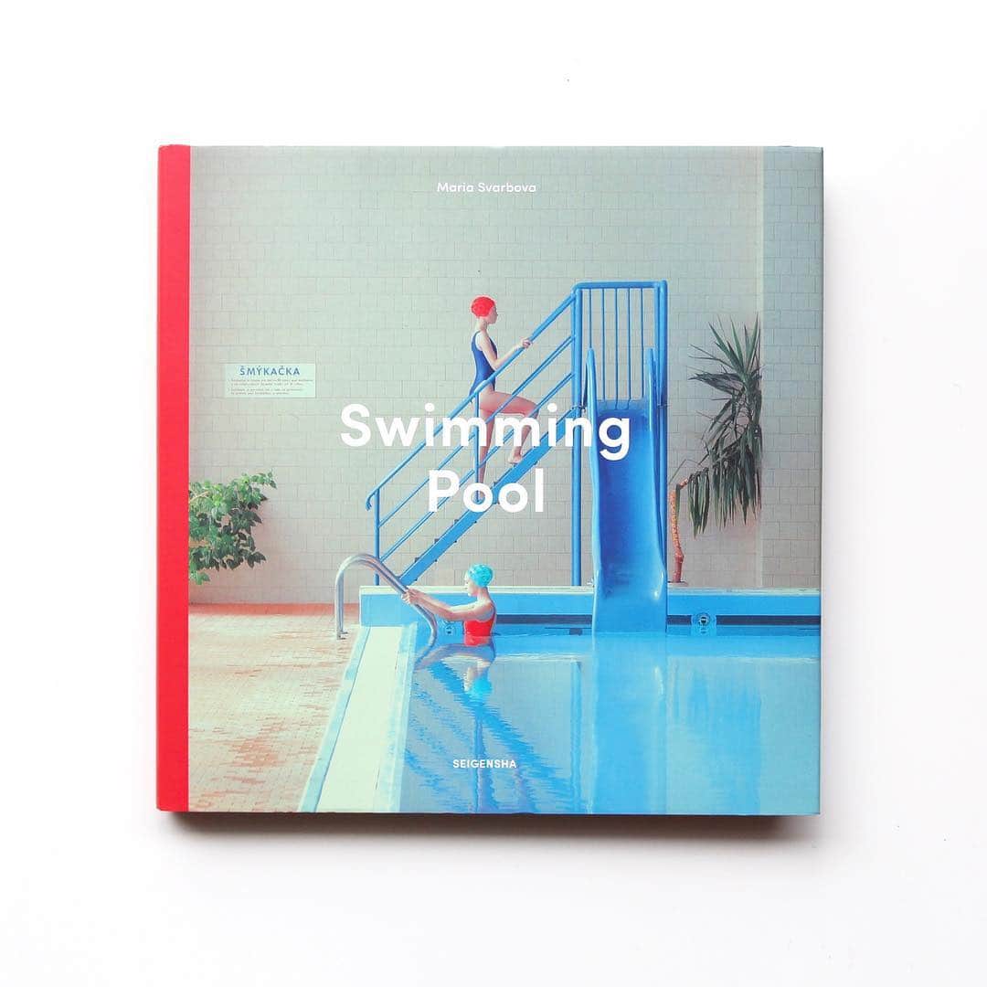 haconiwa / 箱庭さんのインスタグラム写真 - (haconiwa / 箱庭Instagram)「スロヴァキアの写真家、マーリア・シュヴァルボヴァーさん（ @maria.svarbova ）。幾何学とパステルカラーで構成された写真がとても素敵です。﻿ ﻿ そんなマーリアさんの美しい世界観を楽しめる写真集『Swimming Pool』はページをめくるたびにうっとりしてしまいます！﻿ ﻿ 箱庭の記事でも内容をご紹介しているで、ぜひチェックしてみてね。﻿ ﻿ そして #週末読みたい本 のコーナーでは箱庭メンバーが気になった書籍をピックアップして毎週金曜日にご紹介しています。ぜひ今後の読書の参考にしてみてください〜！﻿ ﻿ #本#読書#マーリアシュヴァルボヴァー#青幻舎#写真家#写真集#swimmingpool﻿ ﻿」1月24日 18時05分 - haconiwa_mag