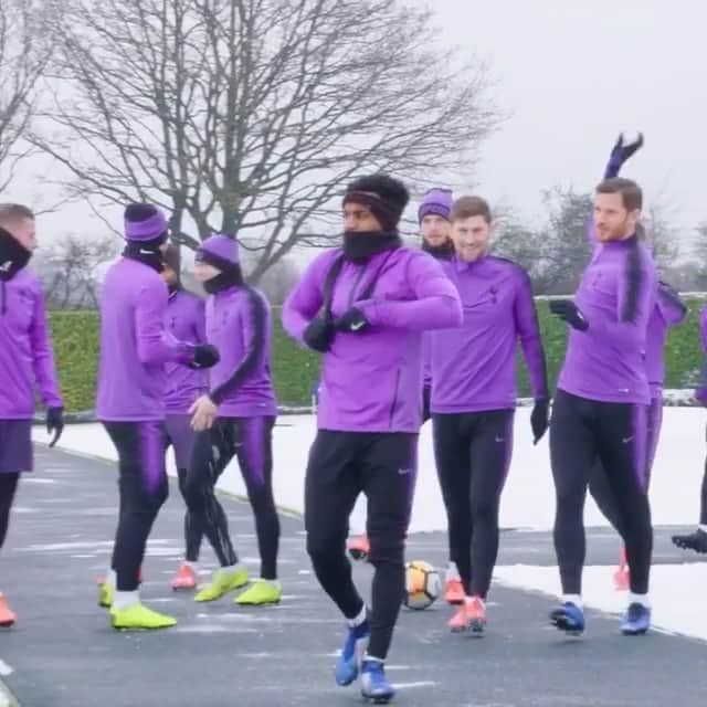 ヤン・フェルトンゲンのインスタグラム：「Watch out Winksy 😂👀❄️」
