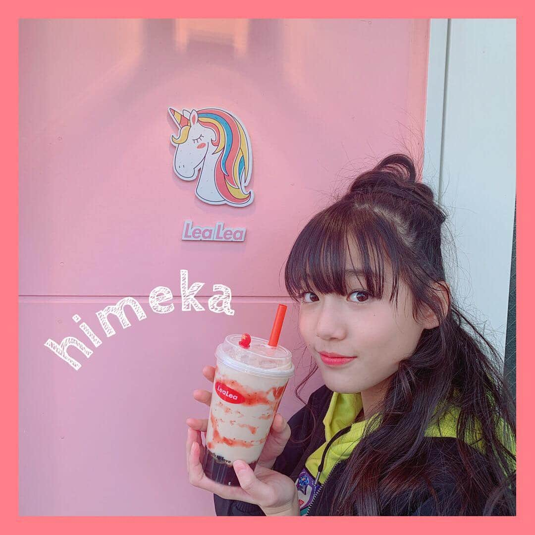 PINK-latte TV (ピンクラテTV) 公式さんのインスタグラム写真 - (PINK-latte TV (ピンクラテTV) 公式Instagram)「PINK-latte TVで#タピオカ巡り ー！﻿﻿ 3軒目は#LeaLea #レアレア(@lealea_tokyo )﻿﻿ ﻿﻿ #ヒメカ が選んだのは #ベリーミルクティー 🍓﻿ レアレアのタピオカは、あったかくて﻿ もちもちで😚💕美味しかったよ〜﻿ またタピオカ巡りいきたいっ！﻿ ---﻿﻿ #タピオカ #タピオカミルクティー#タピオカ ﻿﻿ #タピ活 #タピオカ部 #タピオカグラム﻿﻿ ---﻿﻿ #PLTVコーデ #PLTVグルメ #コーデ﻿﻿ #PLTV #PINKlatteTV #ピンクラテTV﻿﻿﻿ #ピンクラテWEBモデル #ピンクラテ #ぴてぃーず﻿﻿﻿ #栗田桃花 #宇井優良梨 #花田姫佳 #菅井純愛﻿﻿﻿ #JCモデル #JSモデル #JC3 #JC2 #JC1 #JS6﻿」1月24日 18時37分 - pinklatte_tv