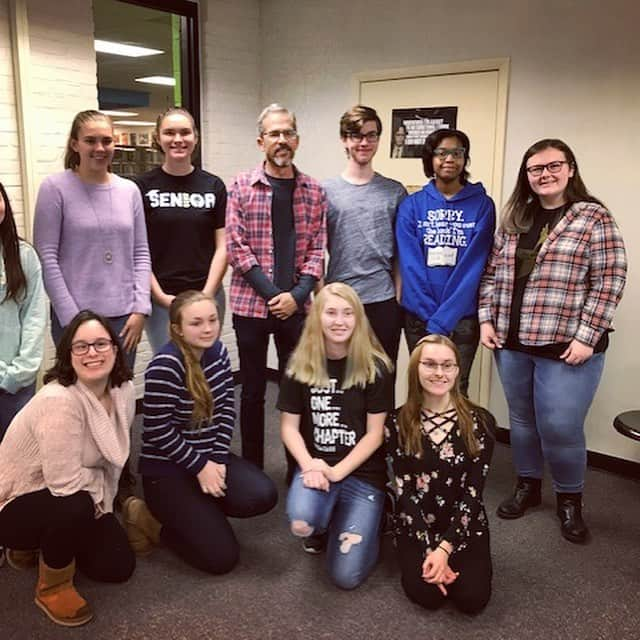 リック・ヤンシーさんのインスタグラム写真 - (リック・ヤンシーInstagram)「It was so wonderful to meet the amazing faculty and incredibly bright students of Gahanna Lincoln High School. You were a great group to talk with. Thank you so much for having me, it was an absolute pleasure!」1月25日 4時48分 - rick_yancey