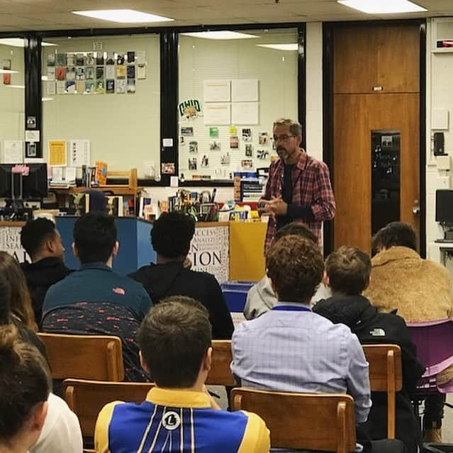 リック・ヤンシーさんのインスタグラム写真 - (リック・ヤンシーInstagram)「It was so wonderful to meet the amazing faculty and incredibly bright students of Gahanna Lincoln High School. You were a great group to talk with. Thank you so much for having me, it was an absolute pleasure!」1月25日 4時48分 - rick_yancey