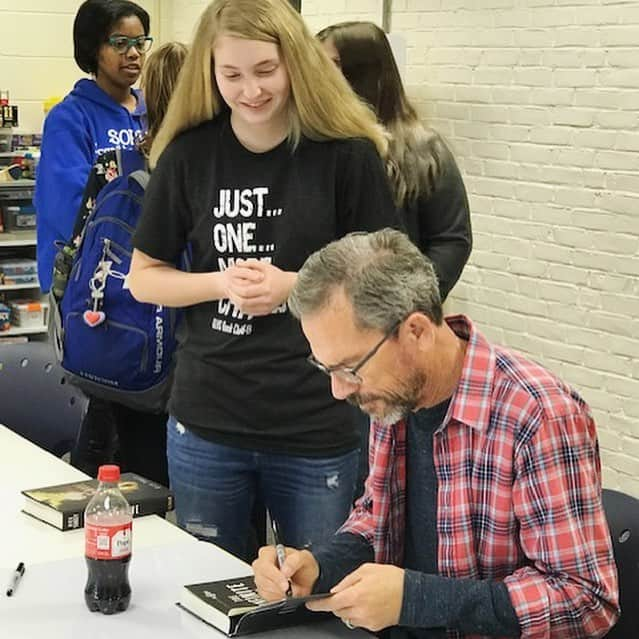 リック・ヤンシーさんのインスタグラム写真 - (リック・ヤンシーInstagram)「It was so wonderful to meet the amazing faculty and incredibly bright students of Gahanna Lincoln High School. You were a great group to talk with. Thank you so much for having me, it was an absolute pleasure!」1月25日 4時48分 - rick_yancey