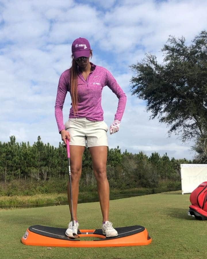 サミラ・ニコレットのインスタグラム：「Back to the grind! Working on balance and weight distribution with my pitching ⛳️」