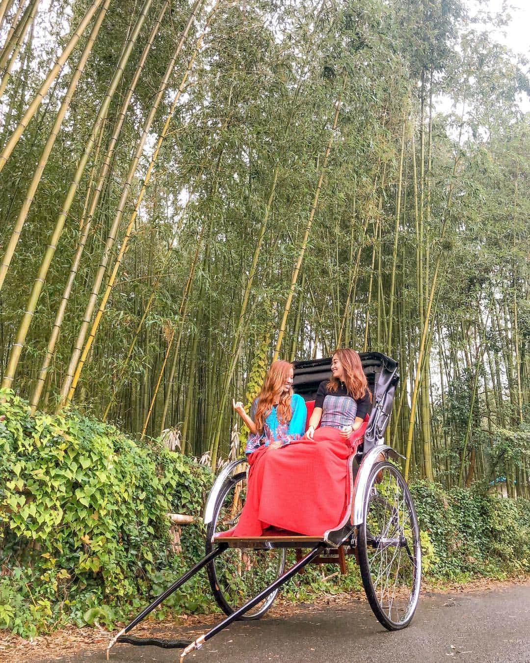 羽石杏奈さんのインスタグラム写真 - (羽石杏奈Instagram)「Kyoto Trip💚 京都嵐山で人力車に乗ったよ✌︎ ANAさんの @soratabi.life のお仕事で、京都へ旅行したときの写真📸  着物で街歩きしたり、つまみ細工でかんざしを使ったり、京都ならではの体験をたくさんしてきました！数年ぶりの京都旅行はすごく新鮮で新しい発見だらけだった💫国内旅行もやっぱり好き♡ そしてプライベートでもよく利用する、ANAのホスピタリティの高さは乗るたびに感動する🥰✈️ . @soratabi.life のURLから旅の様子がチェックできるよ〜✴︎✴︎ #ソラタビライフ #anaタビキブン #京都 @girl_license」1月24日 20時48分 - hawaiianna913