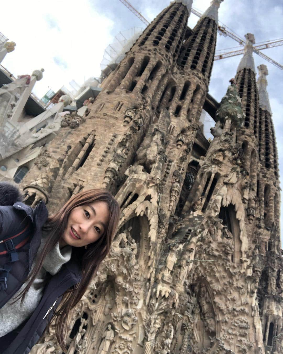 松村加南子さんのインスタグラム写真 - (松村加南子Instagram)「バルセロナといえばサグラダファミリア🇪🇸 . 行くのは2回目だったのだけど、壮大で繊細で何度見ても飽きない。 . 今回の滞在中だけでも何度も見に行っちゃった🍀 . 生きてる間に完成するという噂なので次は完成してから見に行きたいな✨ . . . #サグラダファミリア #sagradafamilia #ガウディ#ガウディ建築 #gaudi #genic_spain #visitspain #いつも心にスペイン #旅muse_spain #バルセロナ #スペイン #barcelona #spain #旅 #旅行 #女子旅 #travel #trip #travelers #スペイン #バルセロナ #vacation  #holiday #薬剤師 #薬剤師グラドル #加南子」1月24日 20時49分 - matsumurakanako