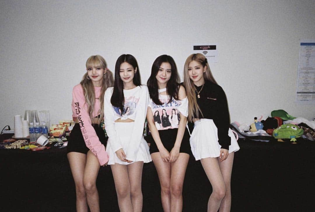 ジスさんのインスタグラム写真 - (ジスInstagram)「#blackpink#사랑하는멤버들#무대전스트레칭하는롱다리사#핑크색이잘어울리는챙람쥐#젠득을넘어내위에서굴러다니는굴득이#사랑해#❣️」1月24日 21時19分 - sooyaaa__