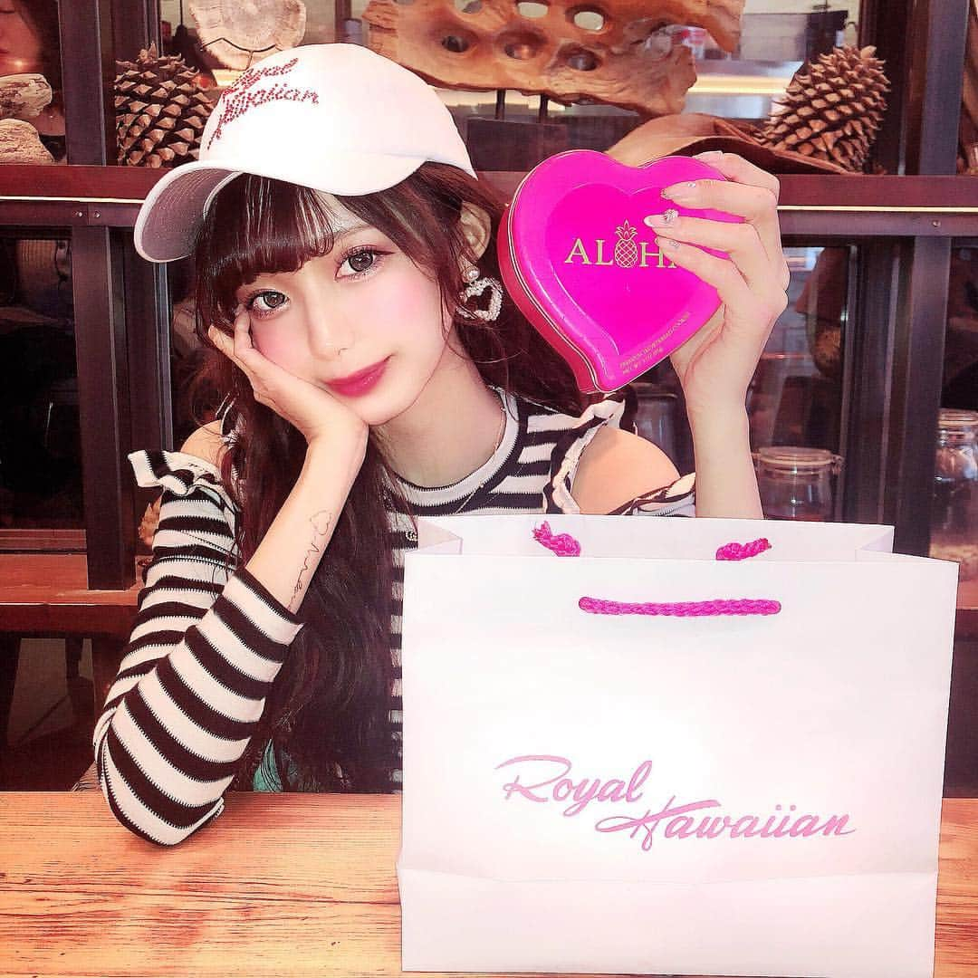 あやちゃんさんのインスタグラム写真 - (あやちゃんInstagram)「まおがハワイのお土産くれた🍒 お揃いのキャップだって💞かわいい😍😍 そいえば腕にタトゥー入れたよ✨ ってのはうそでジャグアアートしたの🌼2週間で消えるから旅行の時とかにオススメ✈️✨🌺🌴 #ジャグアアート #ジャグアタトゥー #ジャグアタトゥーデザイン #タトゥー #ハワイ #ハワイのお土産 #キャップ #キャップ女子」1月24日 21時16分 - aya.you.love.r