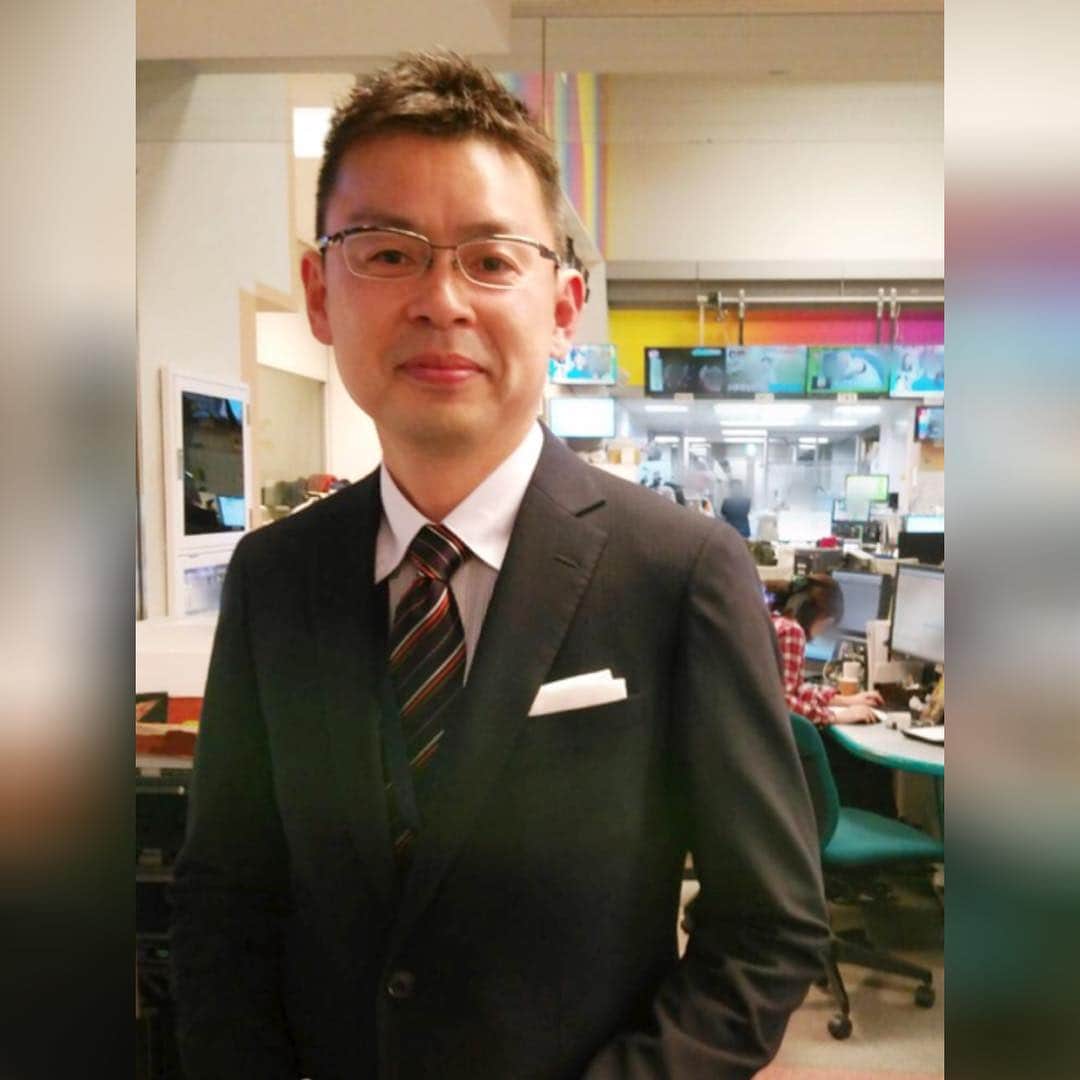 フジテレビアナウンサーのインスタグラム：「・ 島田です。 プライムニュースイブニング終わり、報道センターで珍しい人に遭遇しました。 森さん！！ バレーボールや格闘技など、フジテレビの実況アナになくてはならない存在の先輩です。 でも以前（かなり前😆）に、ニュースJAPANで安藤優子さんの隣に森さんが座っていたこと、私はよーく憶えています。 今放送中のBSプライムニュースの中で報道センターからニュースを読んだ後、夜勤スタンバイまで担当するとか。 お疲れさまです！！！ ・ #森昭一郎 #フジテレビアナウンサー #実況アナ ・ #島田彩夏 #プライムニュースイブニング」