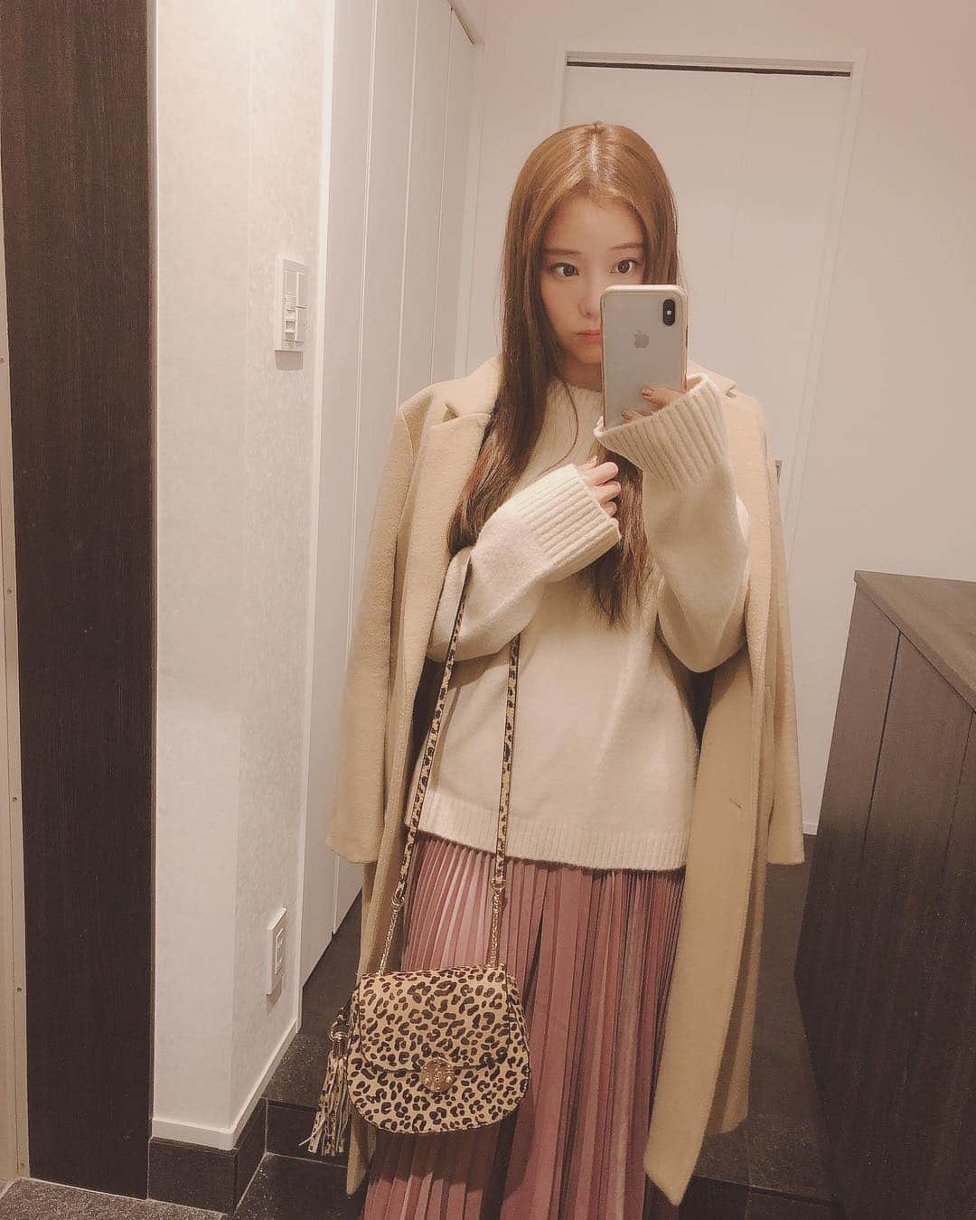 重盛さと美さんのインスタグラム写真 - (重盛さと美Instagram)「たまには可愛い格好…🐒 #なんか照れる#やだ#にゃだ ただ、実は、スカートに見えてパンツなのです🙈💕 すみましぇん🙈🙈🙈（笑） スカート&トップス #dholic  バッグ#snidel ブーツ#韓国で買た 30代カワイイコーデ🐒🐒🐒💕」1月24日 21時33分 - satomi_shigemori