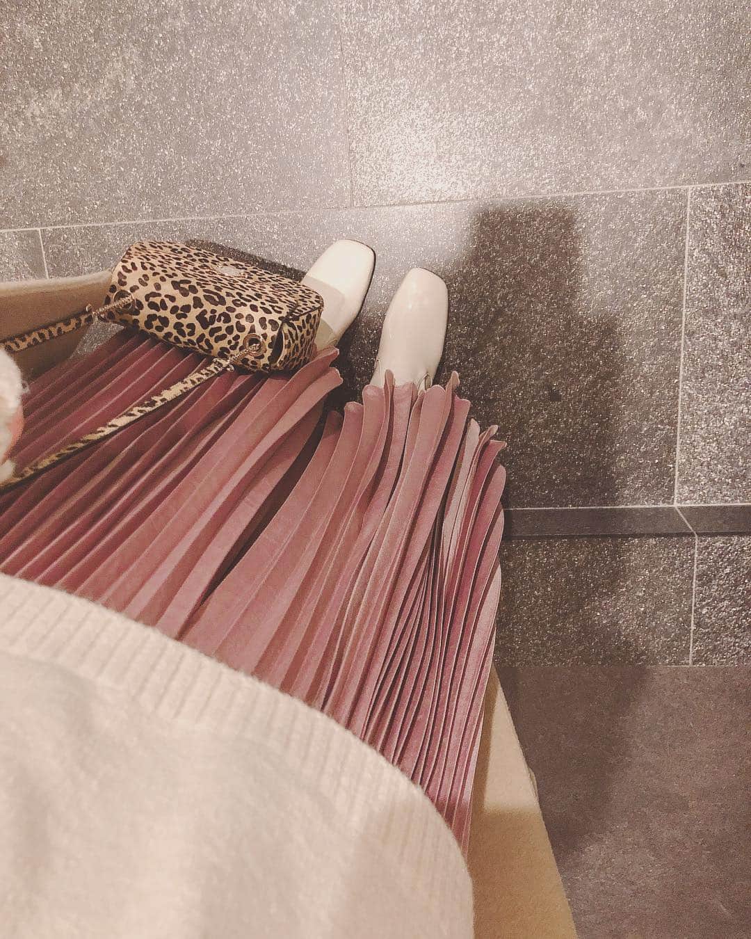 重盛さと美さんのインスタグラム写真 - (重盛さと美Instagram)「たまには可愛い格好…🐒 #なんか照れる#やだ#にゃだ ただ、実は、スカートに見えてパンツなのです🙈💕 すみましぇん🙈🙈🙈（笑） スカート&トップス #dholic  バッグ#snidel ブーツ#韓国で買た 30代カワイイコーデ🐒🐒🐒💕」1月24日 21時33分 - satomi_shigemori
