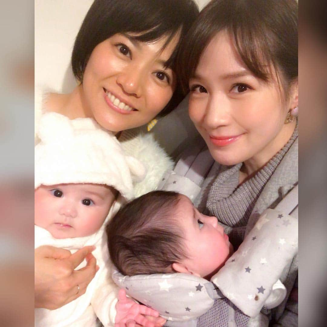 相沢まきさんのインスタグラム写真 - (相沢まきInstagram)「奇跡の39歳、村井美樹ちゃん @miki_murai_ 子供がほぼ同じタイミングで産まれたご縁もあって仲良くしてもらい、感謝😍🙏 ウチの娘の方が8日早いからか、写真撮ろうとしたらめっちゃ先輩風吹かせてた👶笑笑 母に似て調子に乗りやすいタイプなのかしら👶  #村井美樹 ちゃん #奇跡の39歳 #ママ友 #女の子ママ #生後5ヶ月 #娘の私を見る心配そうな目よ #大丈夫 #母について来い」1月24日 22時35分 - maki_aizawa0414