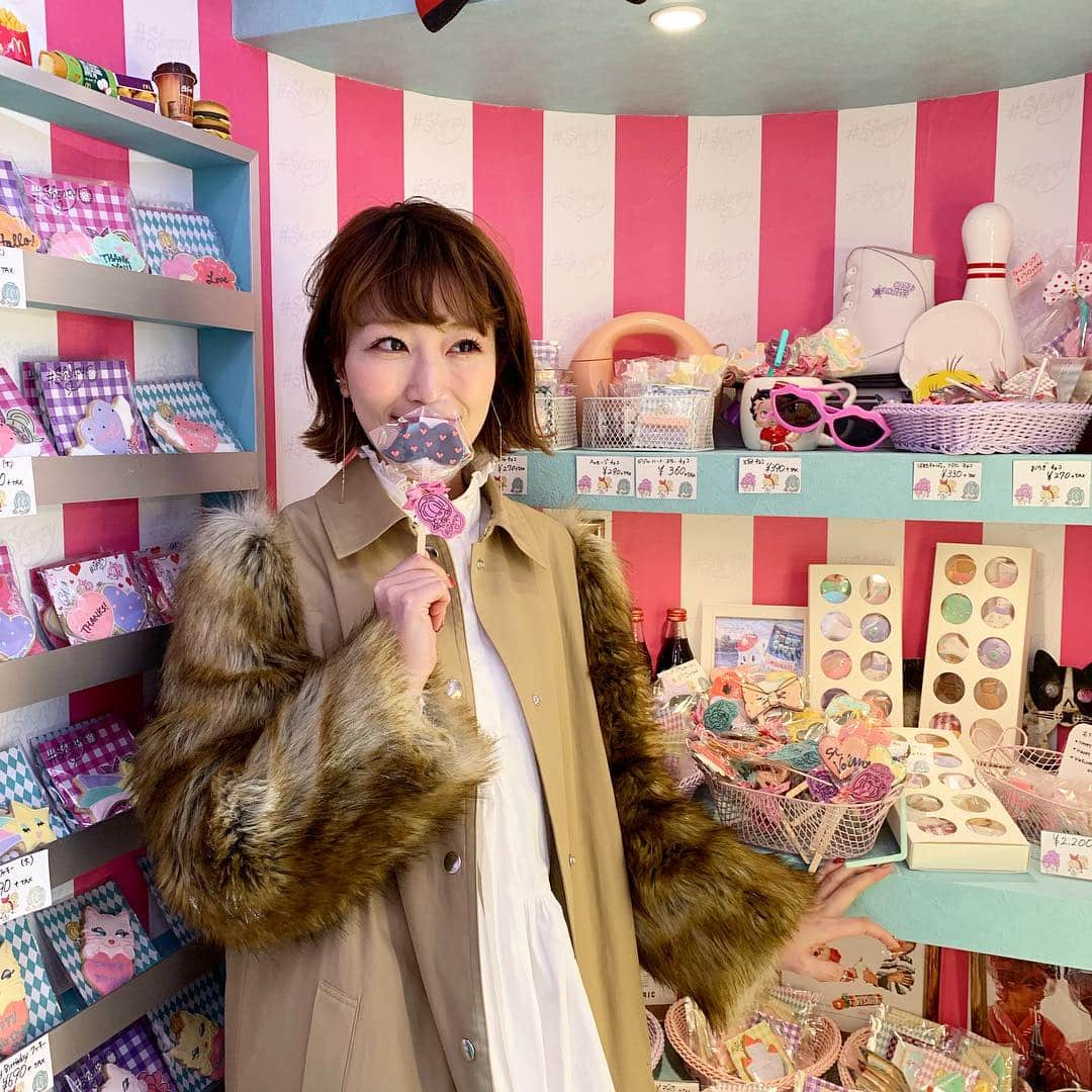 梅野舞さんのインスタグラム写真 - (梅野舞Instagram)「アイシングクッキーのお店「Shonpy」へ🎀 ・ ・ バレンタインに向けて、 新商品「ロリポップクッキー」もとっても可愛い💕 ・ ・ 店内にはバレンタインにぴったりなクッキーや、 カラフルなチョコレートなど、 たくさんの種類が並んでいて プレゼントにもぴったり🎁  shonpy原宿店  #アイシングクッキー #原宿　 #原宿スイーツ　 #お菓子　 #スイーツ部 #バレンタイン #ロリポップクッキー#プレゼント #可愛い店内#instagood #instasweet #instapic」1月24日 22時47分 - mai.umeno