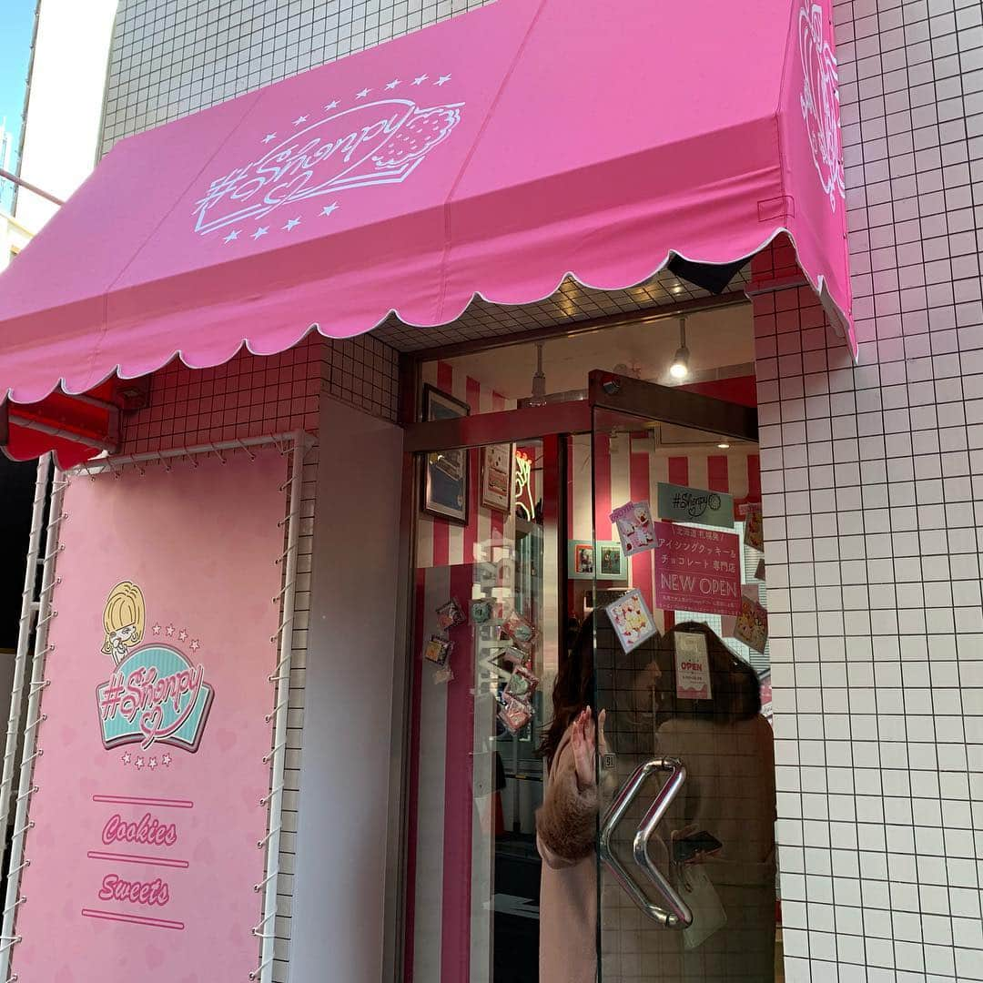 梅野舞さんのインスタグラム写真 - (梅野舞Instagram)「アイシングクッキーのお店「Shonpy」へ🎀 ・ ・ バレンタインに向けて、 新商品「ロリポップクッキー」もとっても可愛い💕 ・ ・ 店内にはバレンタインにぴったりなクッキーや、 カラフルなチョコレートなど、 たくさんの種類が並んでいて プレゼントにもぴったり🎁  shonpy原宿店  #アイシングクッキー #原宿　 #原宿スイーツ　 #お菓子　 #スイーツ部 #バレンタイン #ロリポップクッキー#プレゼント #可愛い店内#instagood #instasweet #instapic」1月24日 22時47分 - mai.umeno