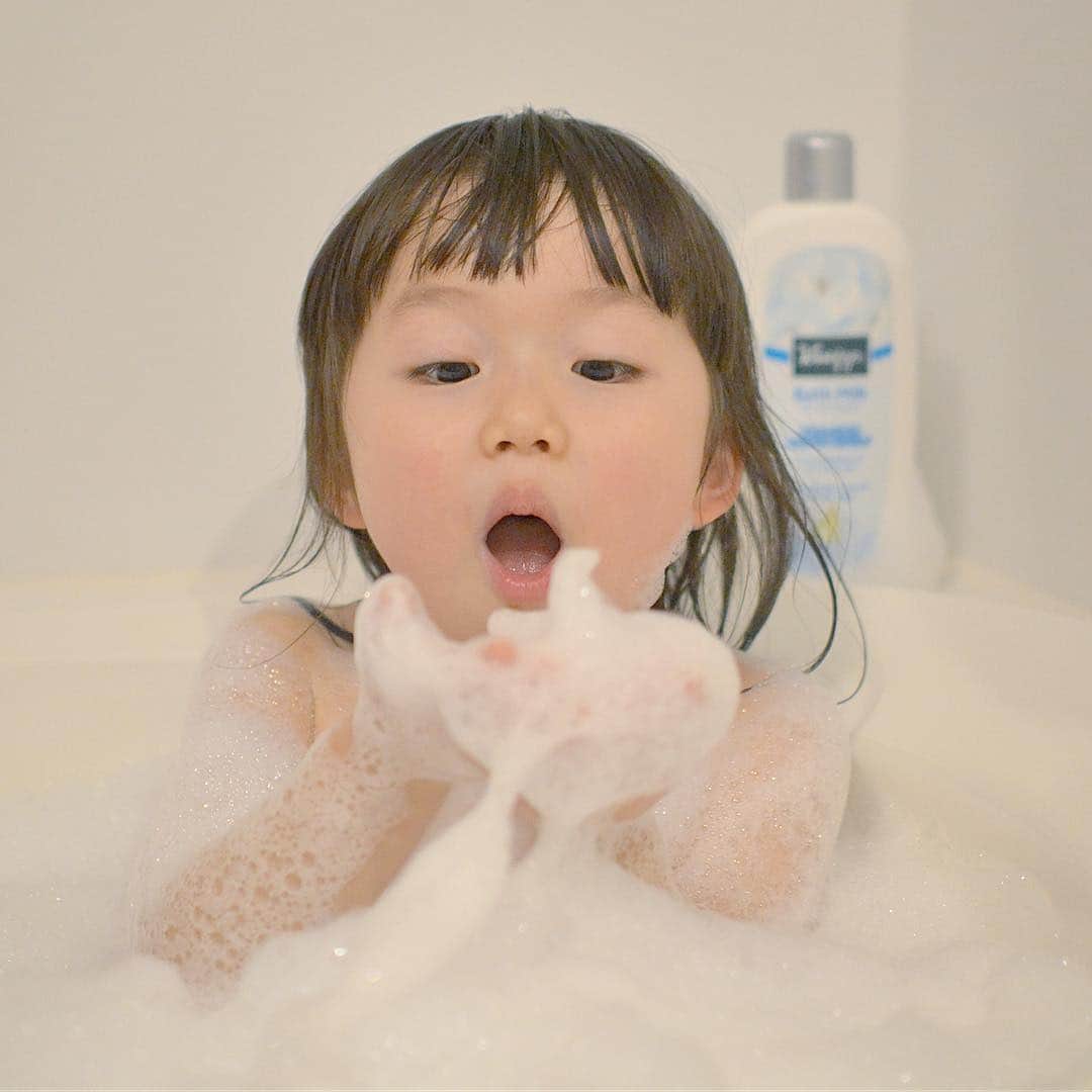 kyokkyのインスタグラム：「kneipp🐻  ミオリンお気に入りクナイプのバスミルク🛁💕3種類あるけど特にコットンミルクをよくチョイスする🥛💕 バスソルトは大好きで独身の時によく使ってたけど、このバスミルクは初めて🥰お湯の表面にシャワーを当てると泡風呂になるし、目に入ってもしみないし👀💦1歳から使えるので花ちゃんも一緒に入れる👭お風呂嫌いのミオリンも泡風呂しよ〜🛁と言うとすんなり入ってくれます😄本当に助かる👩‍👧‍👧2人とも泡風呂に大興奮で毎日のお風呂タイムが楽しみになりました‼️天然植物オイル配合で保湿成分が入っているのでカサカサ肌もさよなら~👋 @kneipp_japan #kneipp #クナイプ #バスミルク #バスタイム #bathmilk #mamagirl #PR」