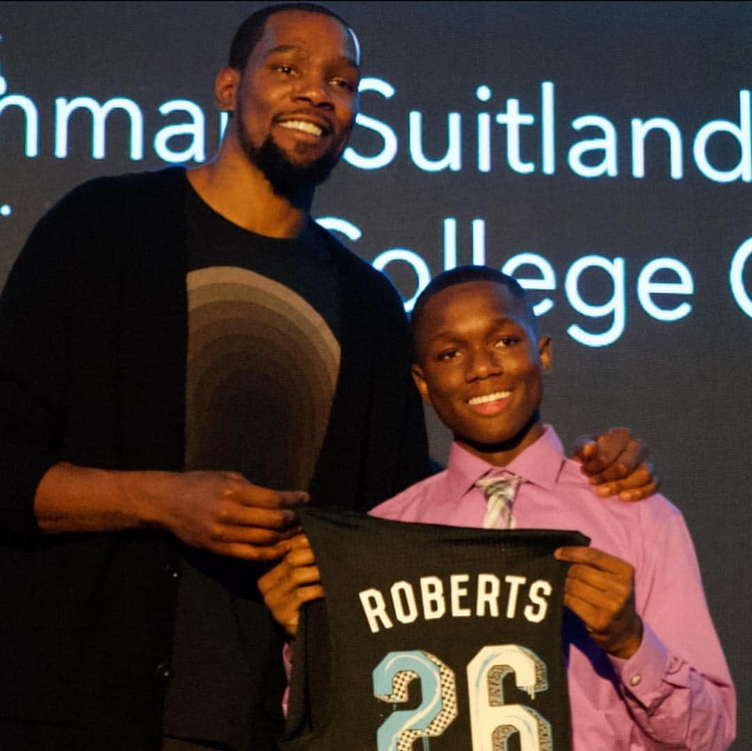 ケビン・デュラントさんのインスタグラム写真 - (ケビン・デュラントInstagram)「Amazing night back in PG County to launch @durantcenter. Let’s go class of 2026 @collegetrack @35ventures」1月24日 23時22分 - easymoneysniper