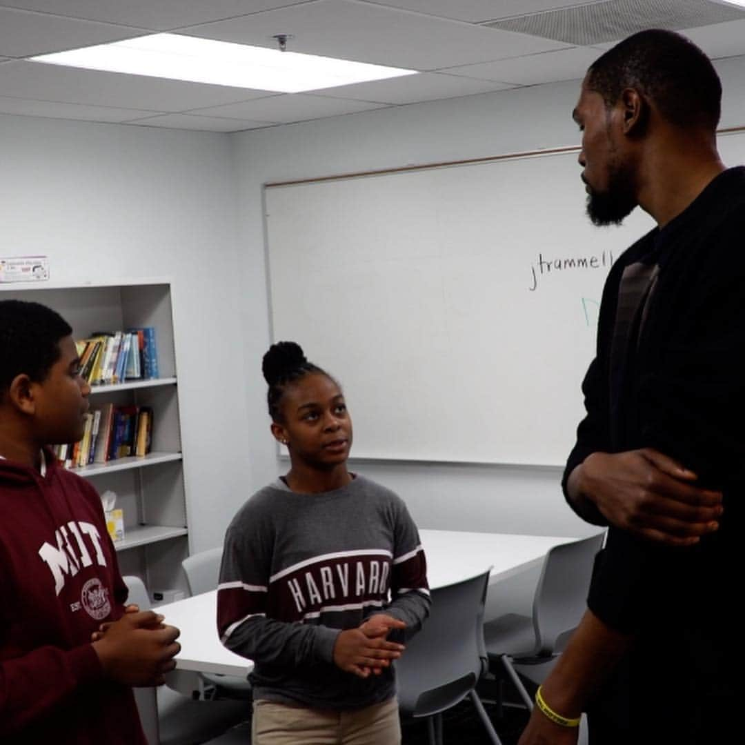 ケビン・デュラントさんのインスタグラム写真 - (ケビン・デュラントInstagram)「Amazing night back in PG County to launch @durantcenter. Let’s go class of 2026 @collegetrack @35ventures」1月24日 23時22分 - easymoneysniper