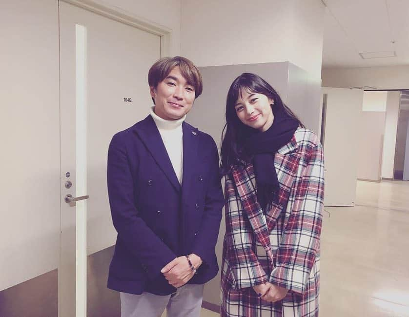 中条あやみさんのインスタグラム写真 - (中条あやみInstagram)「今日は 雪の華 のジャパンプレミアでした！ 沢山の方に来て頂いたこと、みなさんに久々に会えたこと、中島美嘉さんにお会いして生歌を聞けたことがとても幸せでした。。♡ イベント後にいつも優しい橋本監督とも📸😊 #雪の華 #2月1日公開」1月24日 23時39分 - nakajo_ayami