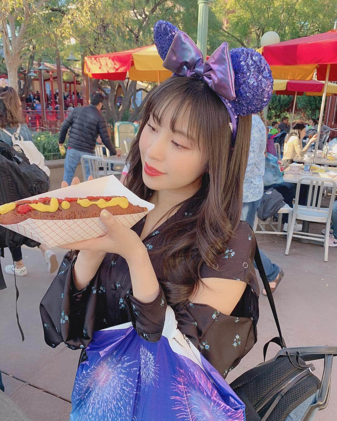 宮下舞花さんのインスタグラム写真 - (宮下舞花Instagram)「今日はどうしても #アメリカンドック が食べたい気分で、でも我慢したからカリフォルニアで食べたコーンドックの写真眺めて我慢😭😭😭 . . アメリカンサイズでおっきくてとても美味しかったよ☺️☺️☺️☺️☺️☺️ . . . #カリフォルニアディズニー #californiadisney #californiadisneyland #コーンドック#お腹すいた #ディズニーランド行きたい#クリスチャンダダ#miumiu」1月24日 23時43分 - maikamaimaika