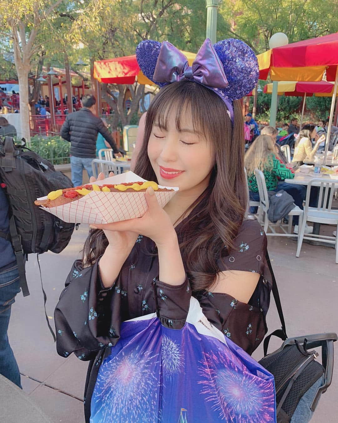 宮下舞花さんのインスタグラム写真 - (宮下舞花Instagram)「今日はどうしても #アメリカンドック が食べたい気分で、でも我慢したからカリフォルニアで食べたコーンドックの写真眺めて我慢😭😭😭 . . アメリカンサイズでおっきくてとても美味しかったよ☺️☺️☺️☺️☺️☺️ . . . #カリフォルニアディズニー #californiadisney #californiadisneyland #コーンドック#お腹すいた #ディズニーランド行きたい#クリスチャンダダ#miumiu」1月24日 23時43分 - maikamaimaika