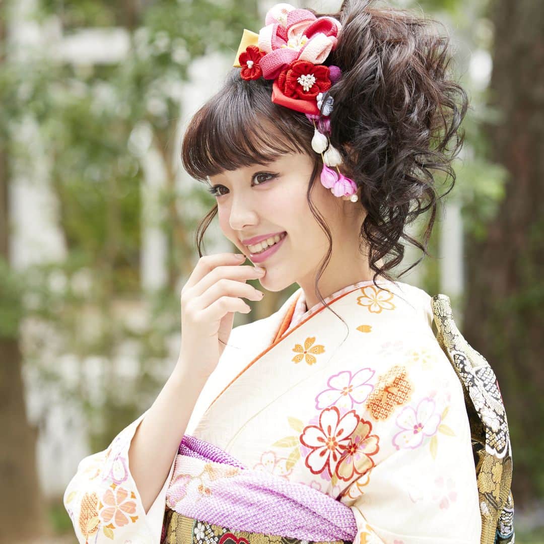 京都きもの友禅【公式】さんのインスタグラム写真 - (京都きもの友禅【公式】Instagram)「やわらかいクリーム色×控え目な小花柄がなんとも上品。ヘアスタイルは高めのサイドアップで可愛くキメちゃえ♡ ・ @kimono_yuzenで振袖にぴったりなヘアメイクをcheck♪ ・ #京都きもの友禅 #ハタチは一生もの #振袖 #furisode #振袖レンタル #成人式振袖 #はたち #ハタチ #成人式 #成人式2019 #成人式前撮り #振袖前撮り #振袖コーディネート #振袖コーデ #振袖ヘアメイク #成人式髪型 #キモノ#kimono #ふりそでーしょん #成人式ヘアメイク #成人式ヘア #成人式ヘアセット #振袖ヘアメイク #振袖ヘアアレンジ #振袖ヘア #振袖ヘアスタイル #和装髪飾り #和装ヘア #クリーム色  #中村里帆」1月24日 23時45分 - kimono_yuzen