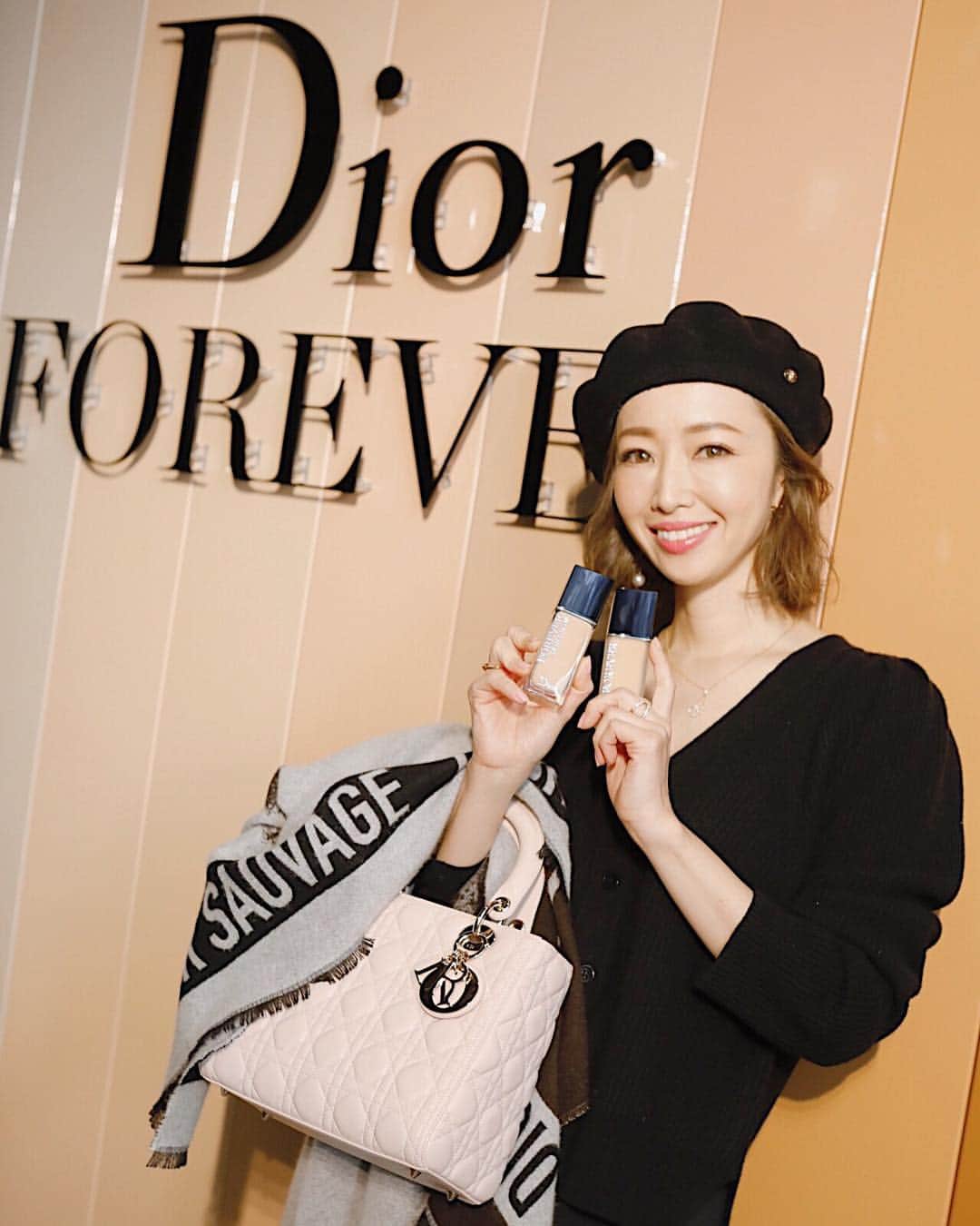 翁安芸さんのインスタグラム写真 - (翁安芸Instagram)「Diorのファンデーションシリーズ"Forever"から3月1日に発売される新製品の発表会へ行ってきました💗﻿ ﻿ 素肌に近いナチュラルな仕上がりのマットと上品なツヤ肌に仕上がるグロッシーの2種類💕 カバー力はあるのにスキンケアのような優しいつけ心地で潤いある肌に✨ 口紅を選ぶように、ファンデーションの質感も気分やシーンによって使い分けてみたいと思います!!﻿ ﻿ タッチアップでは、グロッシーを付けてもらいました。健康的で自然な仕上がりになり、自分の肌が好きになるファンデーション🥰 明日の朝は、自宅でマットタイプを使い、お直しはクッションタイプを使ってみようと思います✨﻿ ﻿ そして、会うたびに美しくなっている大好きなオードリー @audrey_ayaka とも会えて幸せなひと時でした💖﻿ ﻿ #エンゲージメントファンデ #diorforever #lovemydiorskin @diormakeup #Akiweng #翁安芸﻿」1月25日 0時09分 - akinyc