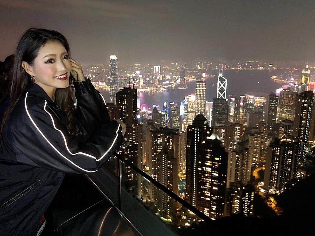MIKAさんのインスタグラム写真 - (MIKAInstagram)「東洋の真珠✨ 寒かったけど綺麗に見えて嬉しい🥰 . . #hongkong #nightview #victoriapeak #mikatinchina #cyberjapan #cyberjapandancers #100万ドルの夜景 #じゅりさんのiPhoneXに感動🥺」1月25日 0時36分 - cjd_mika