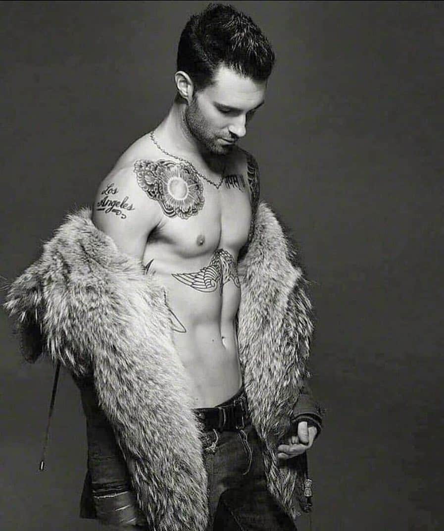 アダム・レヴィーンのインスタグラム：「Ready for Maroon 5 at the Super Bowl next weekend?😉」