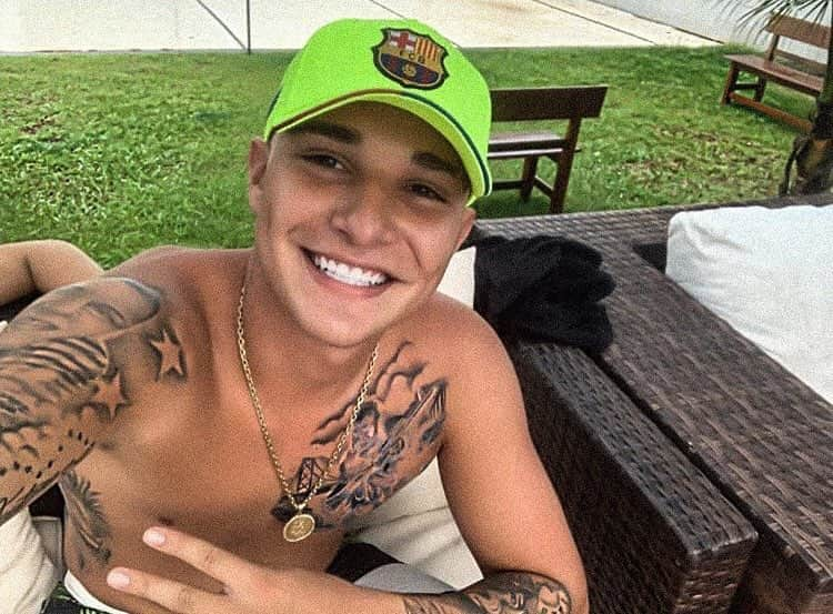 MC GUIのインスタグラム：「“Sorria sempre, principalmente diante daqueles que desejas suas lágrimas.”」