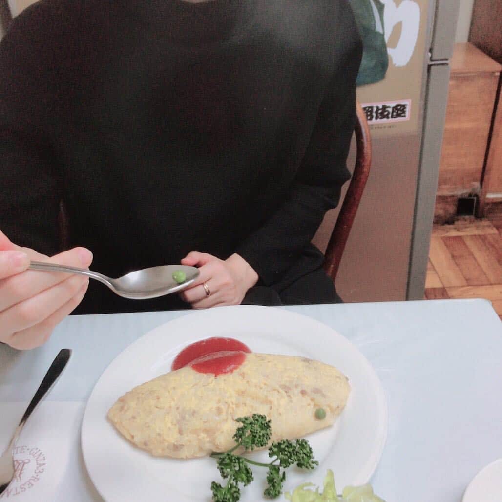 緒月遠麻さんのインスタグラム写真 - (緒月遠麻Instagram)「☺︎ なづちゃんと のんびりオムライスランチ✨ 笑顔で別れ👋😀 お互い マッサージへ。笑  固まる前にほぐす これ 大切。  行ってきます 舞台稽古🥳 #ベルサイユのばら45  #名塚佳織」1月25日 8時10分 - toma_ozuki