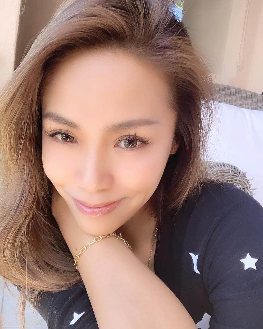 坂倉アコのインスタグラム：「Beautiful sunny day in LA💗 Nice lighting.....well, selfie time😎  #losangeles #selfie #thursday #❤️ #california」