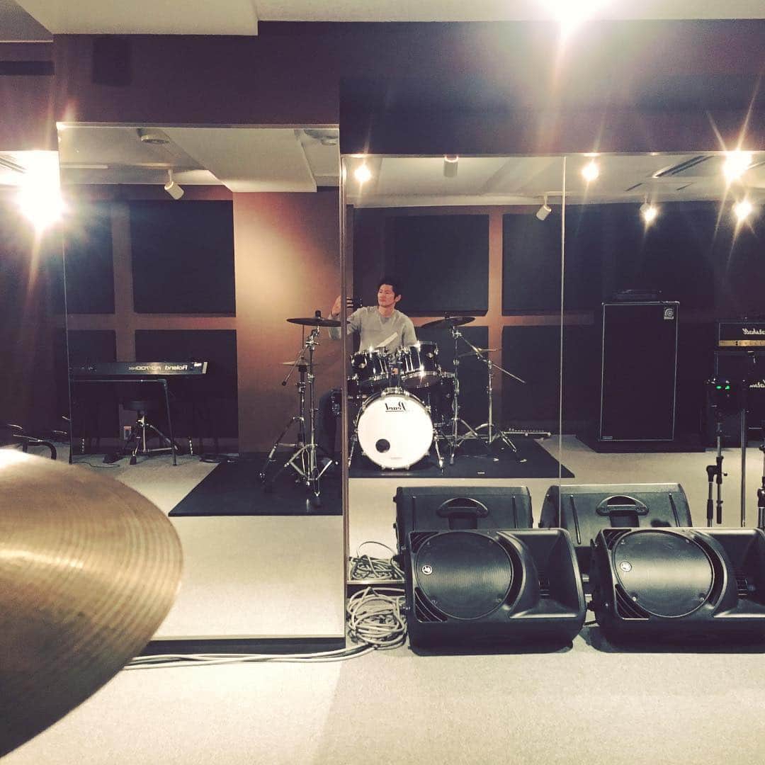 丸山智己さんのインスタグラム写真 - (丸山智己Instagram)「事務所のスタジオで自主稽古  久しぶりにドラムに座った  NANA以来  #ドラム叩けるようになりたい」1月25日 15時01分 - tomomi.maruyama0327