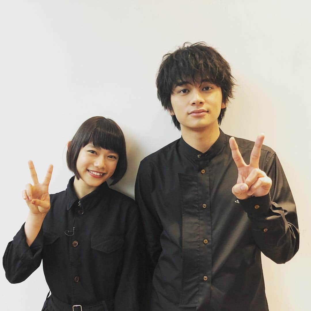 杉咲花のインスタグラム：「今日の電波ジャック、朝イチはこのお方と。 実は彼とは幼馴染のような仲でして、出会ってから13年ほどが経ちました。そして今回初めて共演することができて、嬉しかった。たくみ」