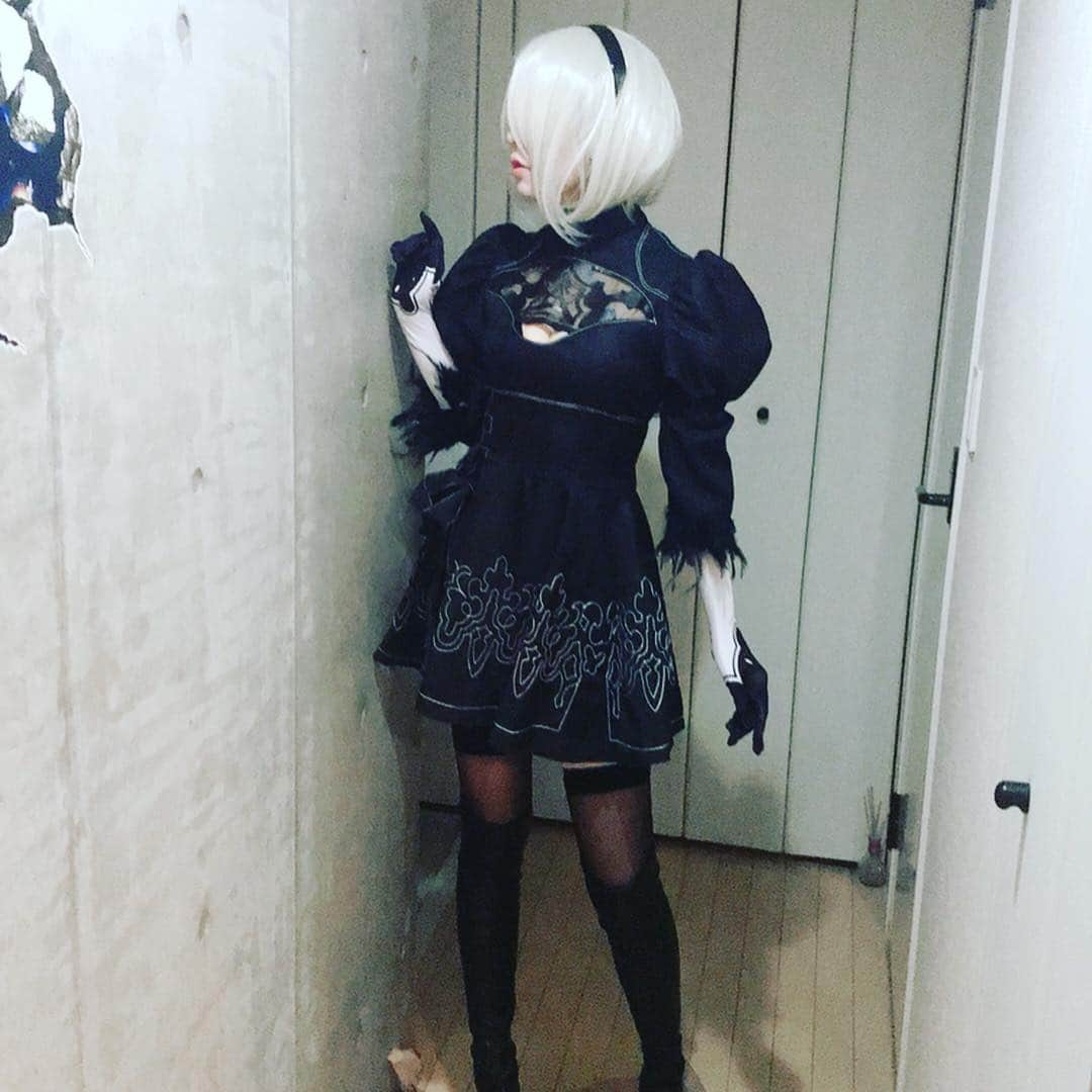 yucat（加藤有加利）さんのインスタグラム写真 - (yucat（加藤有加利）Instagram)「初コスプレは2Bに捧げました。 【ニーアオートマタ】クリアしまして ABCDPのエンディング見ました。 A〜Zまでエンディングあるとか本当面白い。 内容も音楽も演出もすべてがツボで素晴らしいRPGでした。武器も欲しいな〜  今日はキングダムハーツⅢの発売日✨届くの楽しみ。 締切モノが完成したらやるんだ〜🗝 ・ #yucat #加藤有加利 #rythem #ニーア #ニーアオートマタ #nierautomata  #nier #2b #コスプレ #cosplay #cosplayer #ヨルハ二号b型 #rpg #game #ps4 #猿島 #工場  #キングダムハーツ #キングダムハーツ3 #kingdomhearts #夢しかない  #下にカメラ置くとすごい足長効果」1月25日 9時40分 - yucat1031