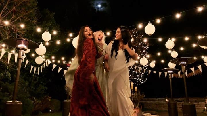 ステラ・ハジェンズのインスタグラム：「SHE’S A WITCH! ✨🌪」