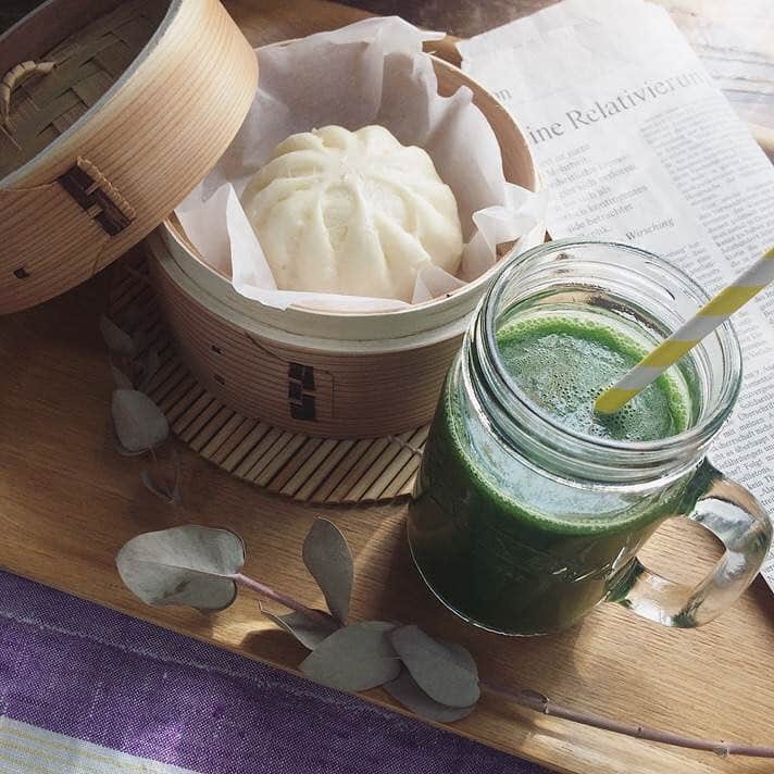 【公式】ヤクルトのケール&フルーツスムージーさんのインスタグラム写真 - (【公式】ヤクルトのケール&フルーツスムージーInstagram)「1/25は中華まんの日。 冬は、朝ご飯に中華まんが食べたくなります。スムージーをプラスして、緑黄色野菜の栄養もチャージ。 . . . #ヤクルトのスムージー #ヤクルトのケールスムージー #ヤクルト #スムージー #グリーンスムージー #スーパーフード #ケール #日常 　#キレイをかしこく　#中華まん　#中華まんの日　#豚まん　#今日の朝ごはん #yakult #smoothie #kalesmoothie #greensmoothie #kale #soymilk #instafood #foodstyling #foodstagram」1月25日 10時11分 - yakult_hf