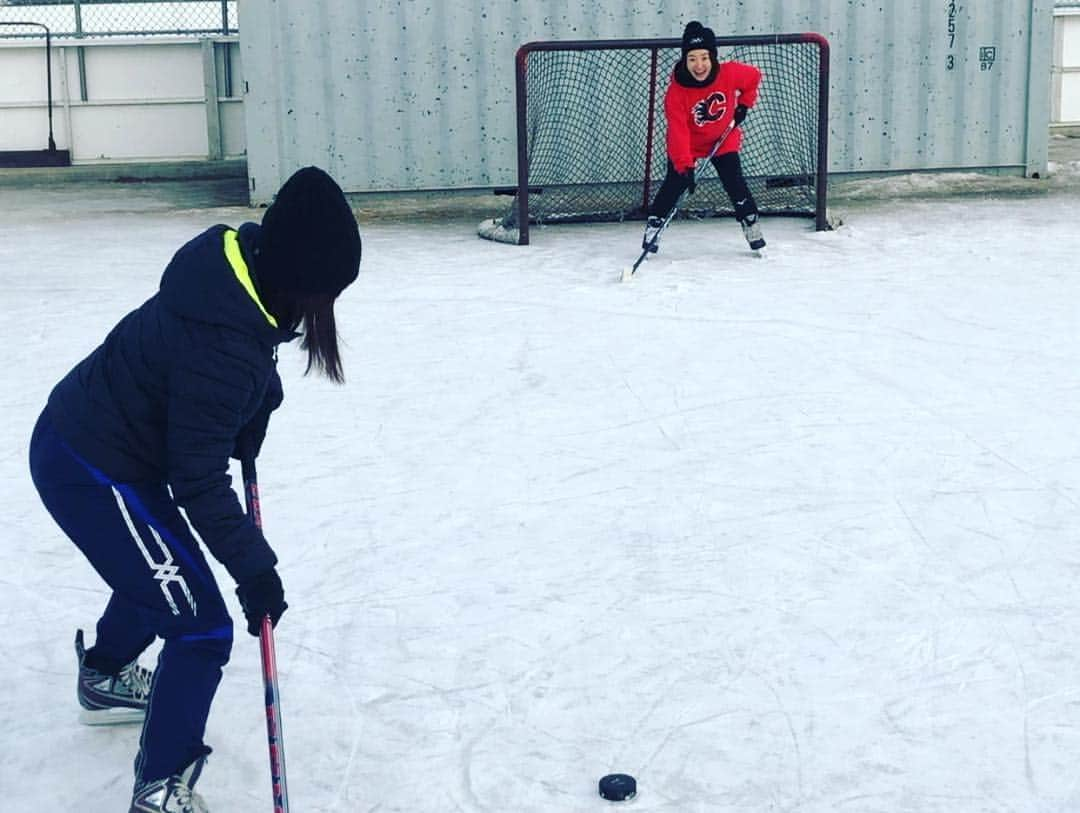 ジェームス・ダグラス・リンドさんのインスタグラム写真 - (ジェームス・ダグラス・リンドInstagram)「After watching the Calgary Flames this season, the team said they wanted to try ice hockey so we made it happen!  Happy to have made some Flames fans  Hockey on an outdoor rink... the most Canadian thing possible ✅ 🏒🥅 #curling」1月25日 12時17分 - j.d.lind