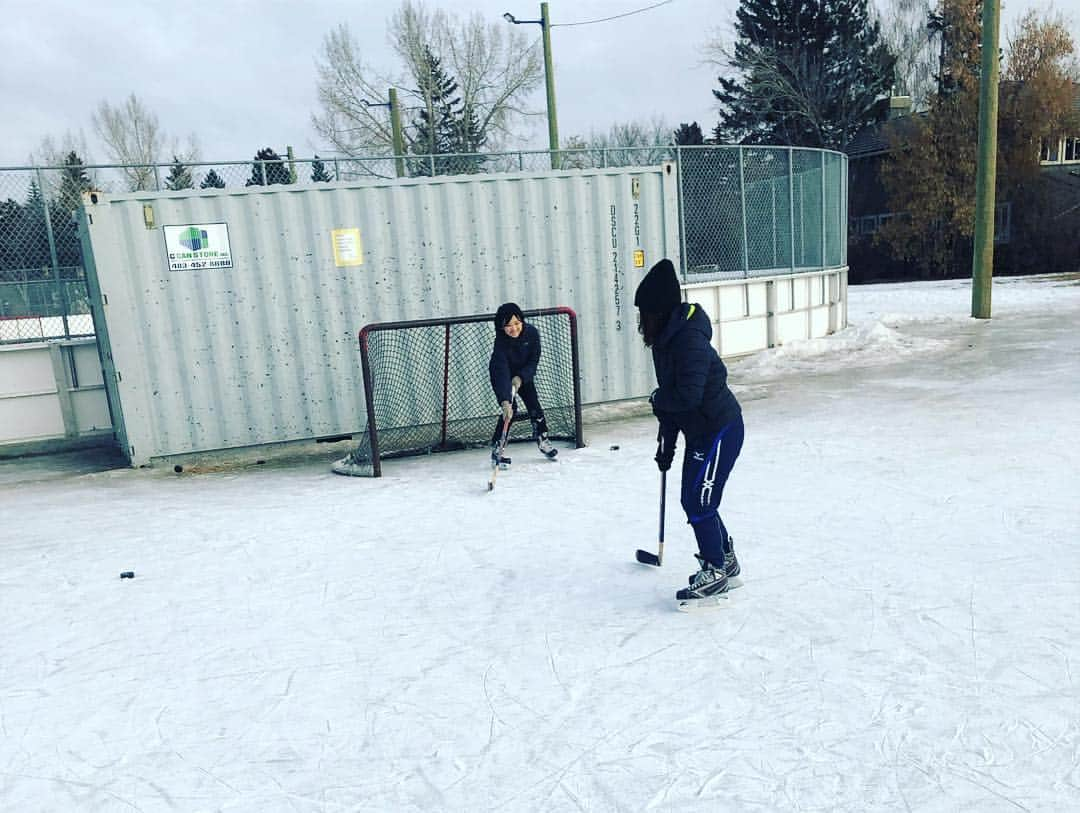 ジェームス・ダグラス・リンドさんのインスタグラム写真 - (ジェームス・ダグラス・リンドInstagram)「After watching the Calgary Flames this season, the team said they wanted to try ice hockey so we made it happen!  Happy to have made some Flames fans  Hockey on an outdoor rink... the most Canadian thing possible ✅ 🏒🥅 #curling」1月25日 12時17分 - j.d.lind