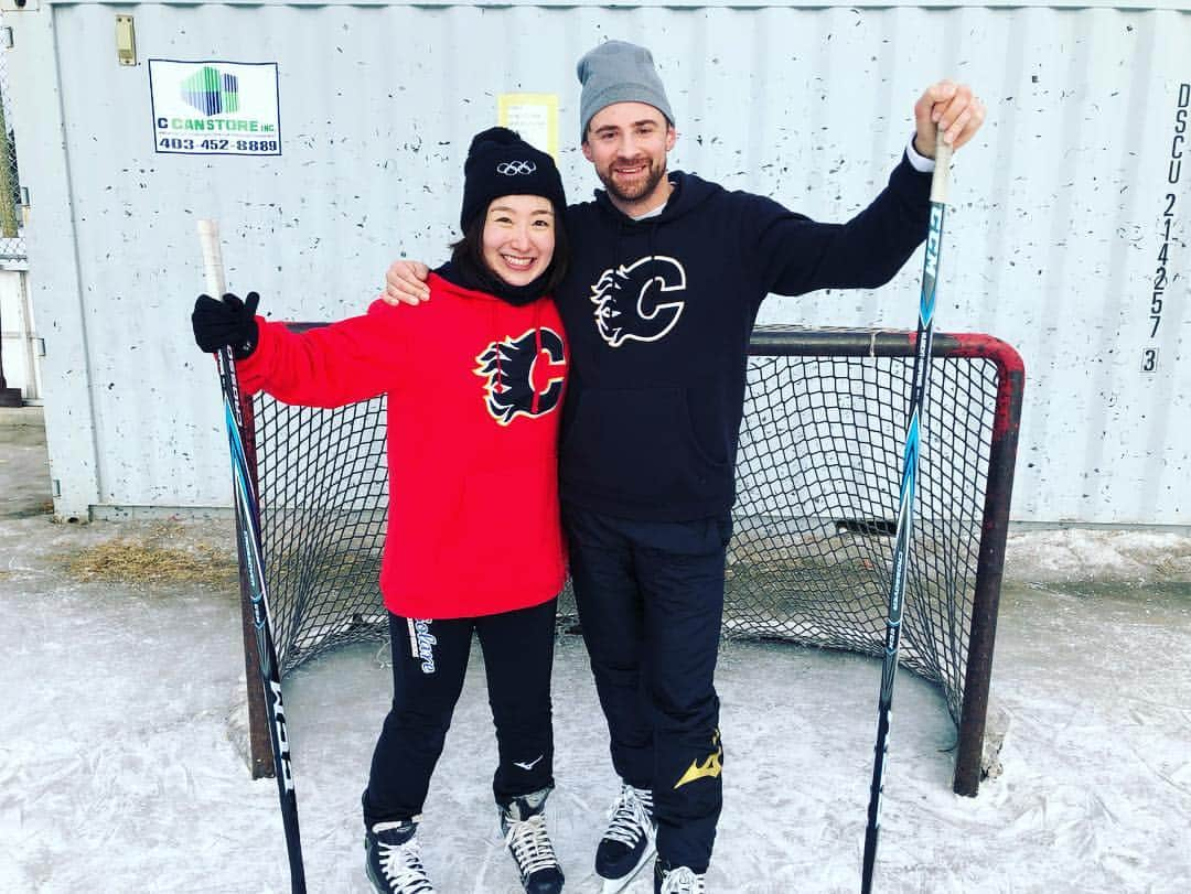 ジェームス・ダグラス・リンドさんのインスタグラム写真 - (ジェームス・ダグラス・リンドInstagram)「After watching the Calgary Flames this season, the team said they wanted to try ice hockey so we made it happen!  Happy to have made some Flames fans  Hockey on an outdoor rink... the most Canadian thing possible ✅ 🏒🥅 #curling」1月25日 12時17分 - j.d.lind