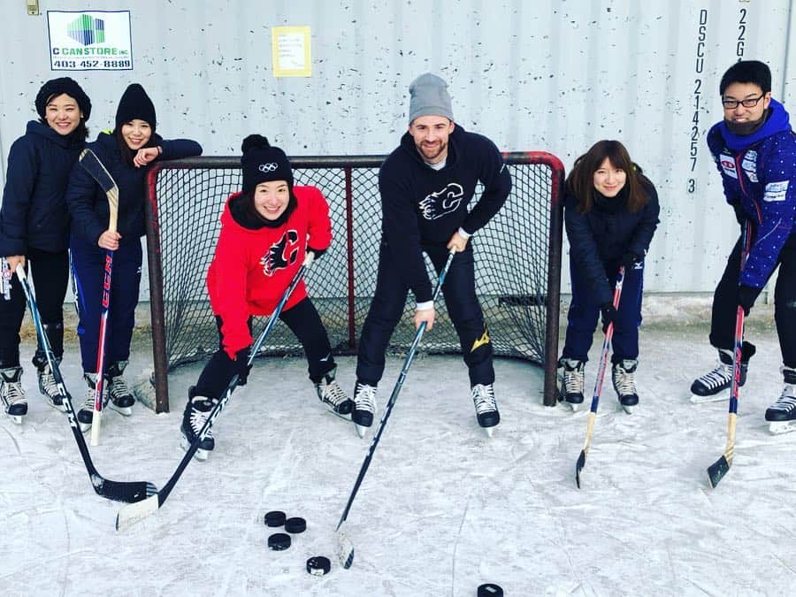 ジェームス・ダグラス・リンドのインスタグラム：「After watching the Calgary Flames this season, the team said they wanted to try ice hockey so we made it happen!  Happy to have made some Flames fans  Hockey on an outdoor rink... the most Canadian thing possible ✅ 🏒🥅 #curling」