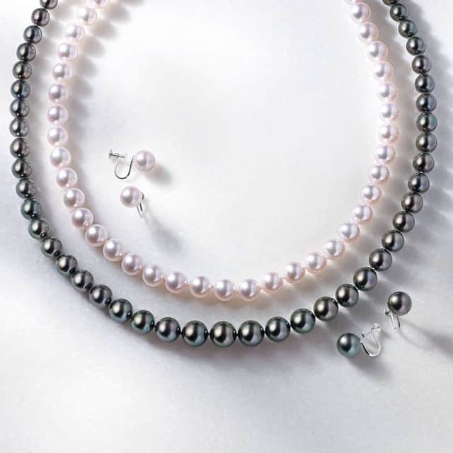 GINZA TANAKA 公式さんのインスタグラム写真 - (GINZA TANAKA 公式Instagram)「#GINZATANAKA の数量限定パールネックレスセット。アコヤ真珠は巻き、形、光沢（てり）にこだわった、華やぎと気品あふれる9～9.5㎜の贅沢な大粒タイプ。黒蝶真珠は希少な巻き、光沢（てり）がランクⅠの真珠を使用し、襟元にすっきりなじむ8～10㎜のグラデーションタイプです。 ・ 毎日の装いに華やぎを添える #GINZATANAKA の厳選パール【2月1日（金）～28日（木）パールフェア】を開催いたします。皆さまのご来店を心よりお待ちしております。 ・ #GINZATANAKA #ginzatanaka #ギンザタナカ #田中貴金属 #ジュエリー #真珠 #パール #Pearl #アコヤ真珠 #黒蝶真珠 #ネックレス」1月25日 12時37分 - ginzatanaka_jp