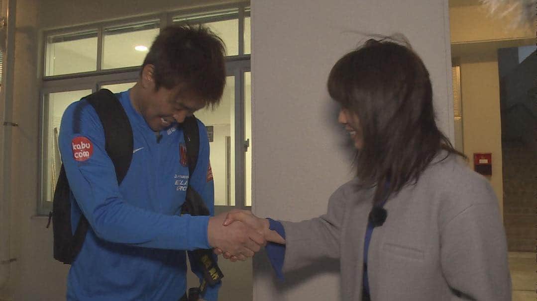 わちみなみのインスタグラム：「浦和レッズのキャンプ わたしの 初インタビューは 西川選手にお願いしました❗️ 握手😃❗️力強くしていただきました笑！ 風が強くて寒かったですが 笑顔で、対応してくださいました✨ ありがとうございました。。！ オンエアお楽しみに！  #西川周作 選手 #浦和レッズ #GGR #わちみなみ」