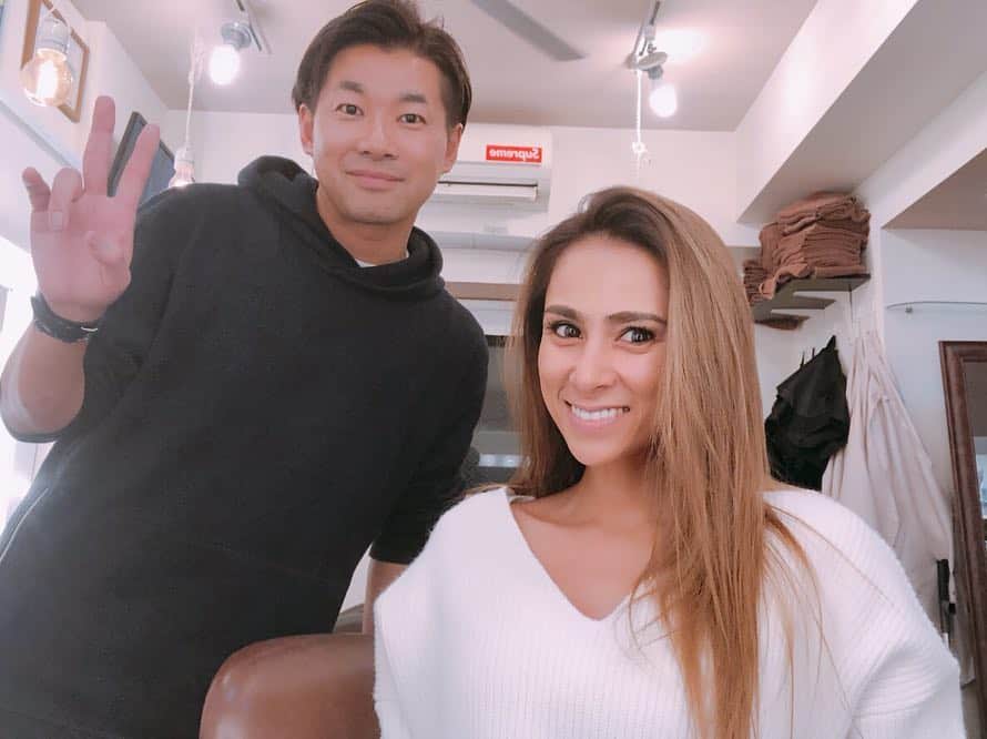 MALIAさんのインスタグラム写真 - (MALIAInstagram)「忙しいママの強い味方サロン🌹 ほんの小1時間空いた❗️って時に お世話になりまくりの私が通うサロン♥️ #ツルツルヘア #ピカピカヘア #ママに人気のヘアサロン #ミネコラ #ミネコラトリートメント . 1時間でツルピカヘアに 仕上げてくれるRr Salonさんが 青山店をOPEN♥️♥️♥️ @rrsalon_  東京都港区南青山5-13-2 CISCビル3階 03-6451-1605」1月25日 16時01分 - maliarehman