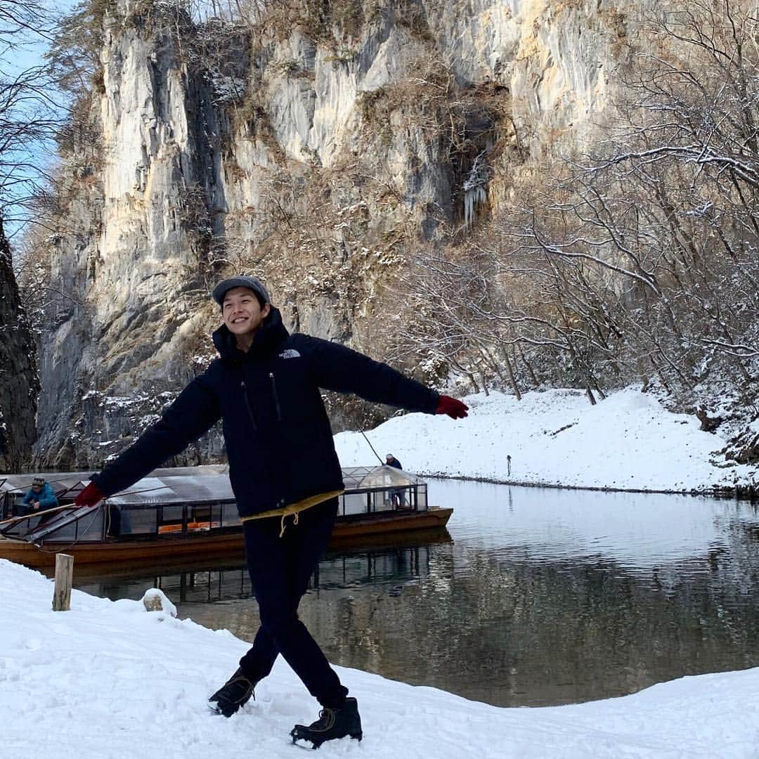 半田悠人さんのインスタグラム写真 - (半田悠人Instagram)「岩手ではしゃいできました。 真っ白の雪って本当に綺麗だなと思いました。極寒の中、心優しい岩手の方々が暖かく、またじゃじゃ麺を食べに行きたい思いです。 写真や動画、今度改めてあげます！ #岩手#猊鼻渓」1月25日 16時05分 - yutohanda