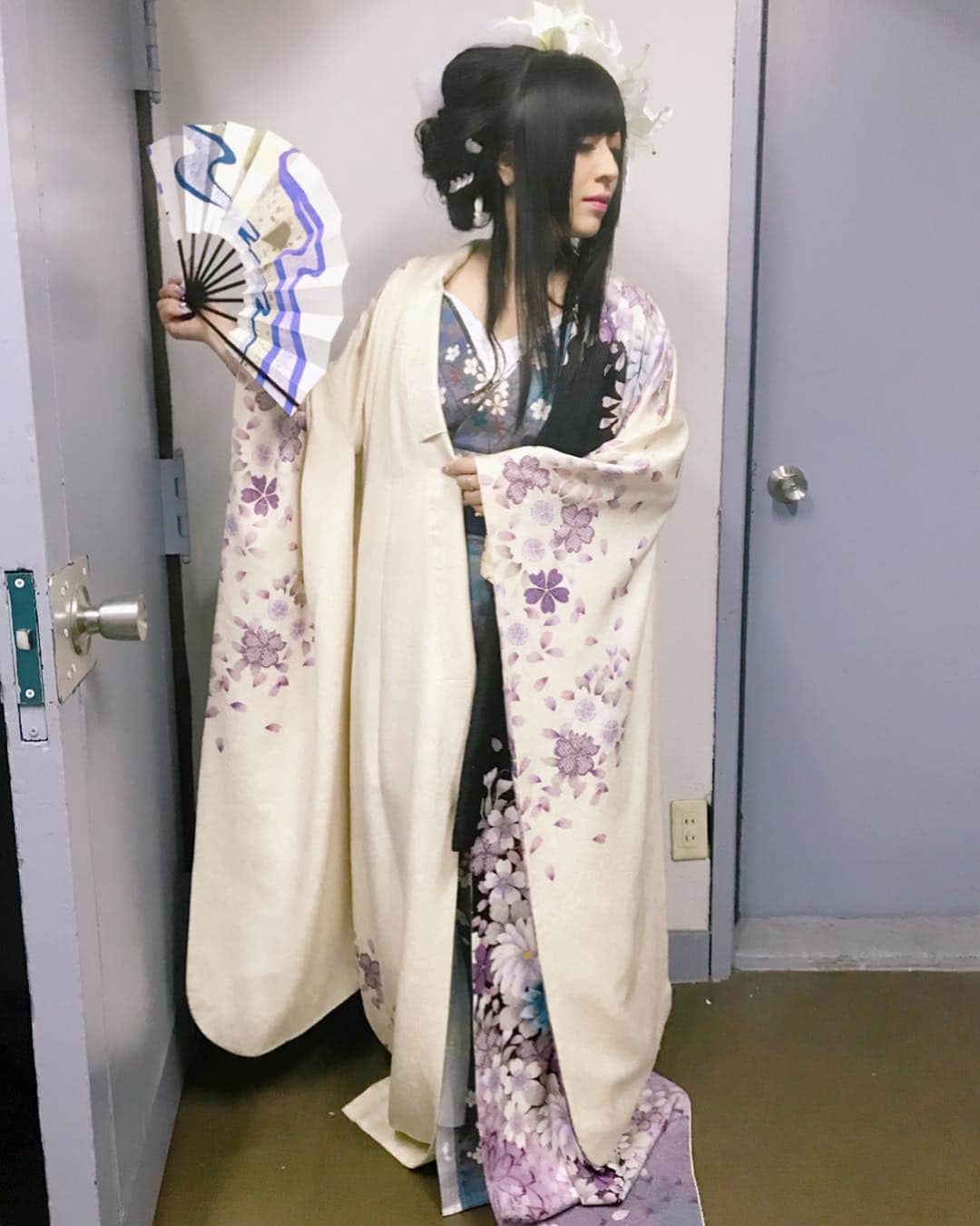 鈴華ゆう子のインスタグラム：「たまアリでアレンジした着物の元の状態。細雪MV1つ目の時に着た写真を載せます。 #yukosuzuhana #鈴華ゆう子」