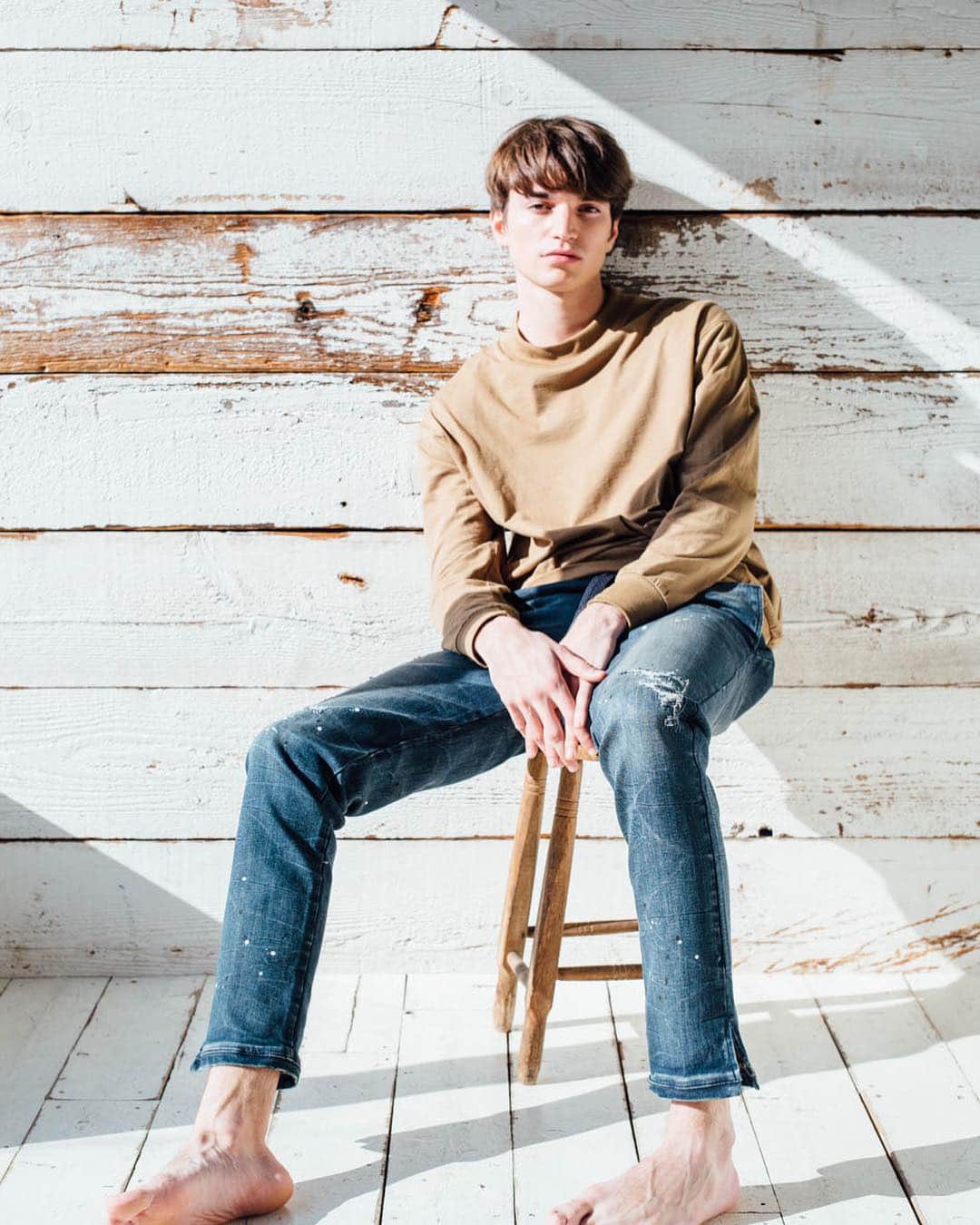のインスタグラム：「Fine and easy.  __________________  SIDE SLIT EASY REPAIR DENIM OB19SS-YT-10 新しい【オブレクトオリジナル】のストレッチ性の高い素材を使用したデニムイージーパンツ。 ・裾に入ったスリットデザインが足元のアクセントになって、コーディネートを引き締めます。 ・ウエストはサイズ調節しやすい、ゴムとスピンドル仕様。 ・スタイルを選ばないスリムテーパードシルエットで、綺麗に着こなせるアイテム。 __________________  CORDURA® BIG L/S TEE OB19SS-ST-13 コーデュラ®ナイロンを使用したロングスリーブTシャツ。 ・ナイロンの柔らかな着心地と高い耐久性を兼ね備え、ご家庭でのお洗濯にも強く、イージーケアが可能な商品。 ・トレンドのビッグシルエットでゆったりと着ていただけ、様々なシチュエーションで役立つアイテムです。 ・スウェットの様に袖口、裾にもリブもついており、スタイリングの幅を広げてくれます。  __________________  #oblekt #fineandeasywear #alrightwithyou #oblektcomfydenim #swedenimages #sweden #swedish #stockholm #sverige #schweden #visitsweden #swedenimages #sweden_photolovers #denim #comfy #comfydenim #outfit #lifestyle #indigo #tokyo #japan」